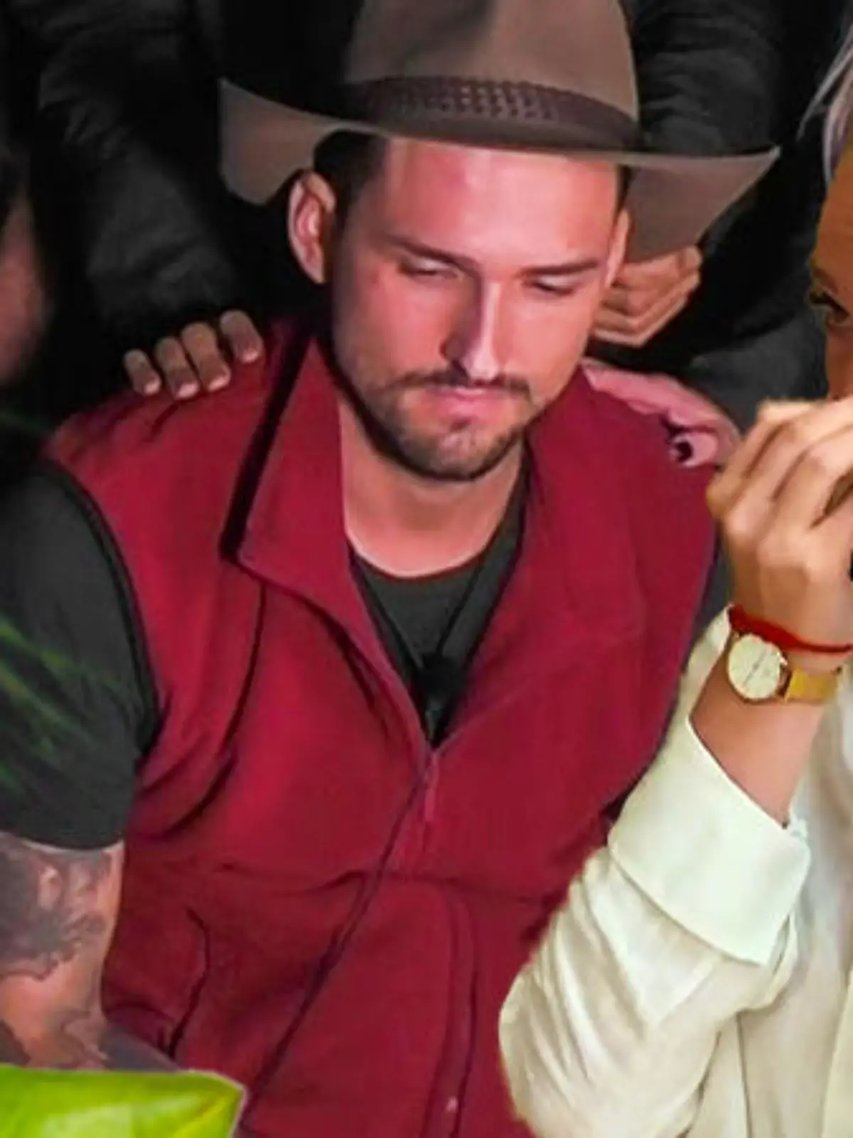Marco Cerullo (l.) scheidet aus dem Dschungel aus - Freundin Christina Gross (r.) weint bittere Tränen.
