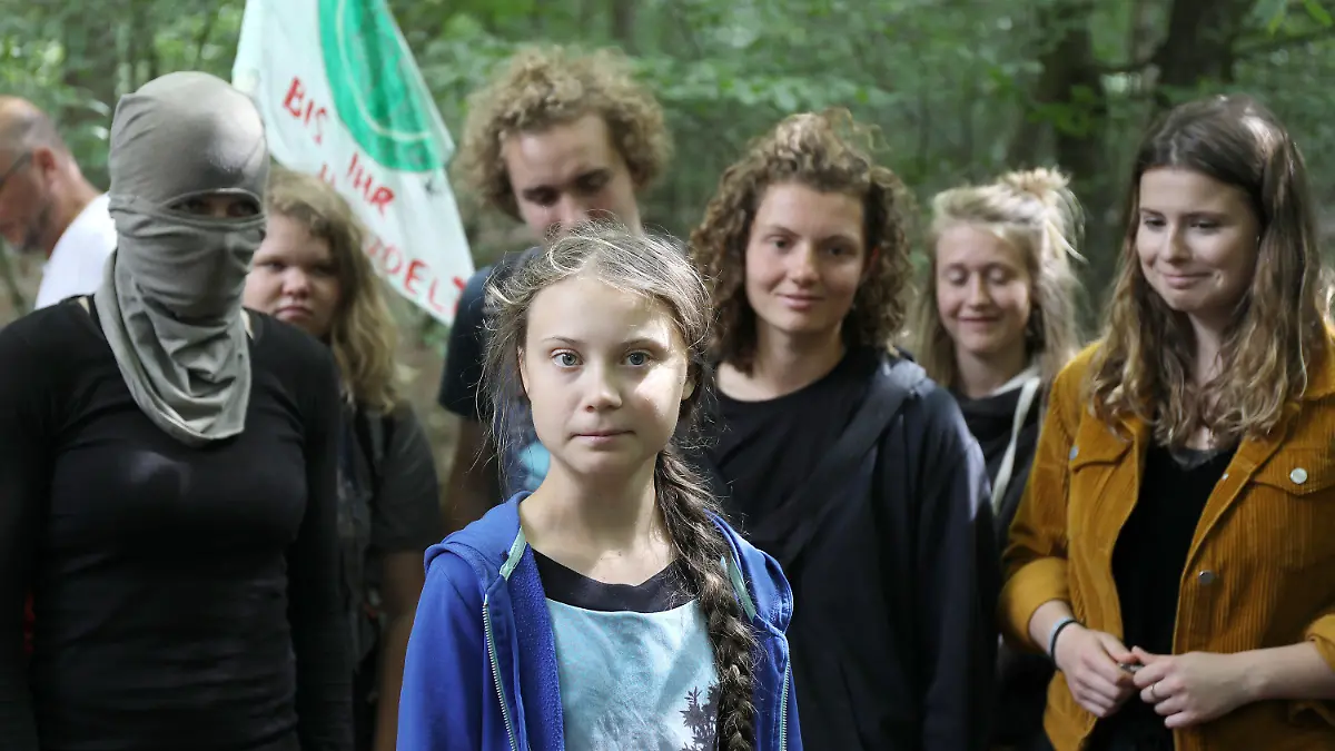 dpatopbilder - 10.08.2019, Nordrhein-Westfalen, Kerpen: Greta Thunberg (M), Klimaschutzaktivistin, steht mit Aktivisten im Hambacher Forst. Rechts steht Luisa Neubauer, die deutsche Organisatorin der Klimastreiks «Fridays for Future». Die Schwedin hat den Braunkohletagebau und den Hambacher Forst besucht. Foto: Oliver Berg/dpa +++ dpa-Bildfunk +++