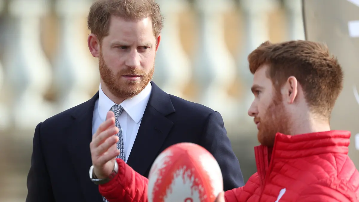 16.01.2020, Großbritannien, London: Prinz Harry (l), Herzog von Sussex und Schirmherr der Rugby Football League, spricht mit James Simpson, Spieler der Leeds Rhinos, im Rahmen der Auslosung der Rugby League Weltmeisterschaft 2021 in den Gärten des Buckingham Palace. Foto: Yui Mok/PA Wire/dpa +++ dpa-Bildfunk +++