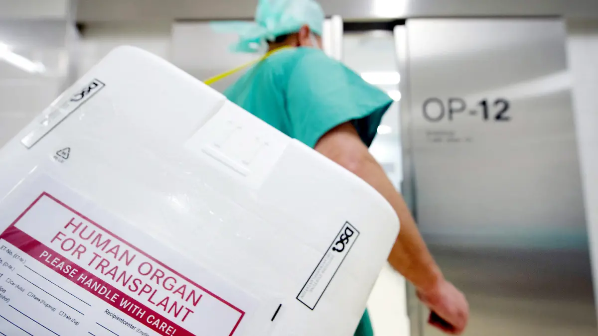 ARCHIV - 28.09.2012, Berlin: Ein Styropor-Behälter zum Transport von zur Transplantation vorgesehenen Organen wird am Eingang eines OP-Saales vorbeigetragen. Die Deutsche Stiftung Organtransplantation veröffentlicht am Montag die Organspenden-Bilanz 2019. Foto: Soeren Stache/dpa +++ dpa-Bildfunk +++