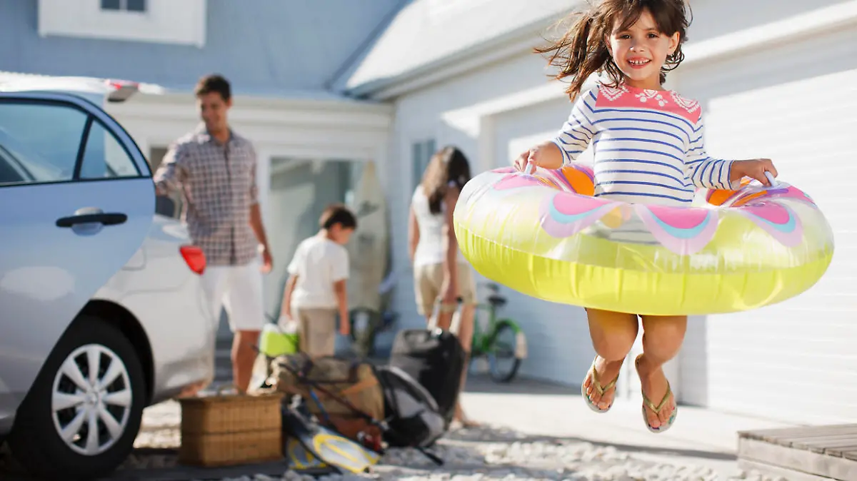 Familie kommt an Ferienwohnung an