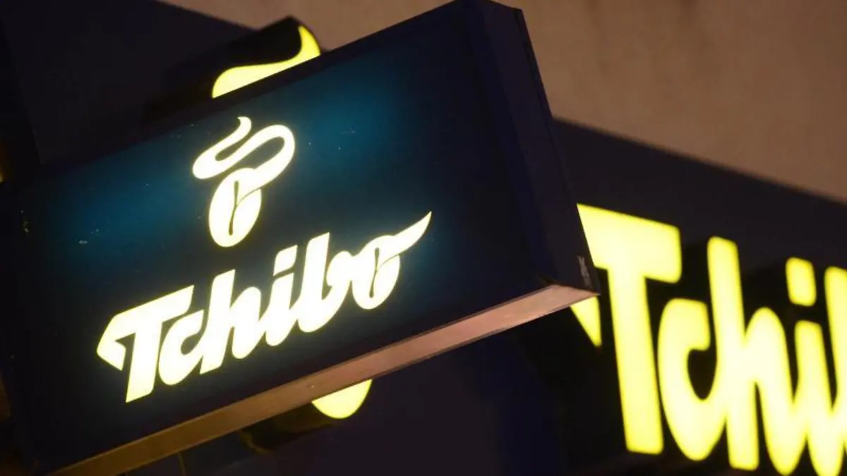 Leuchtreklame mit Tchibo-Schriftzug