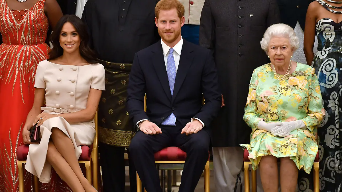 FILE PHOTO: Britain's Queen Elizabeth, Prince Harry and Meghan, the Duchess of Sussex, pose for a picture at in London, Britain June 26, 2018. John Stillwell/Pool via Reuters/File Photo