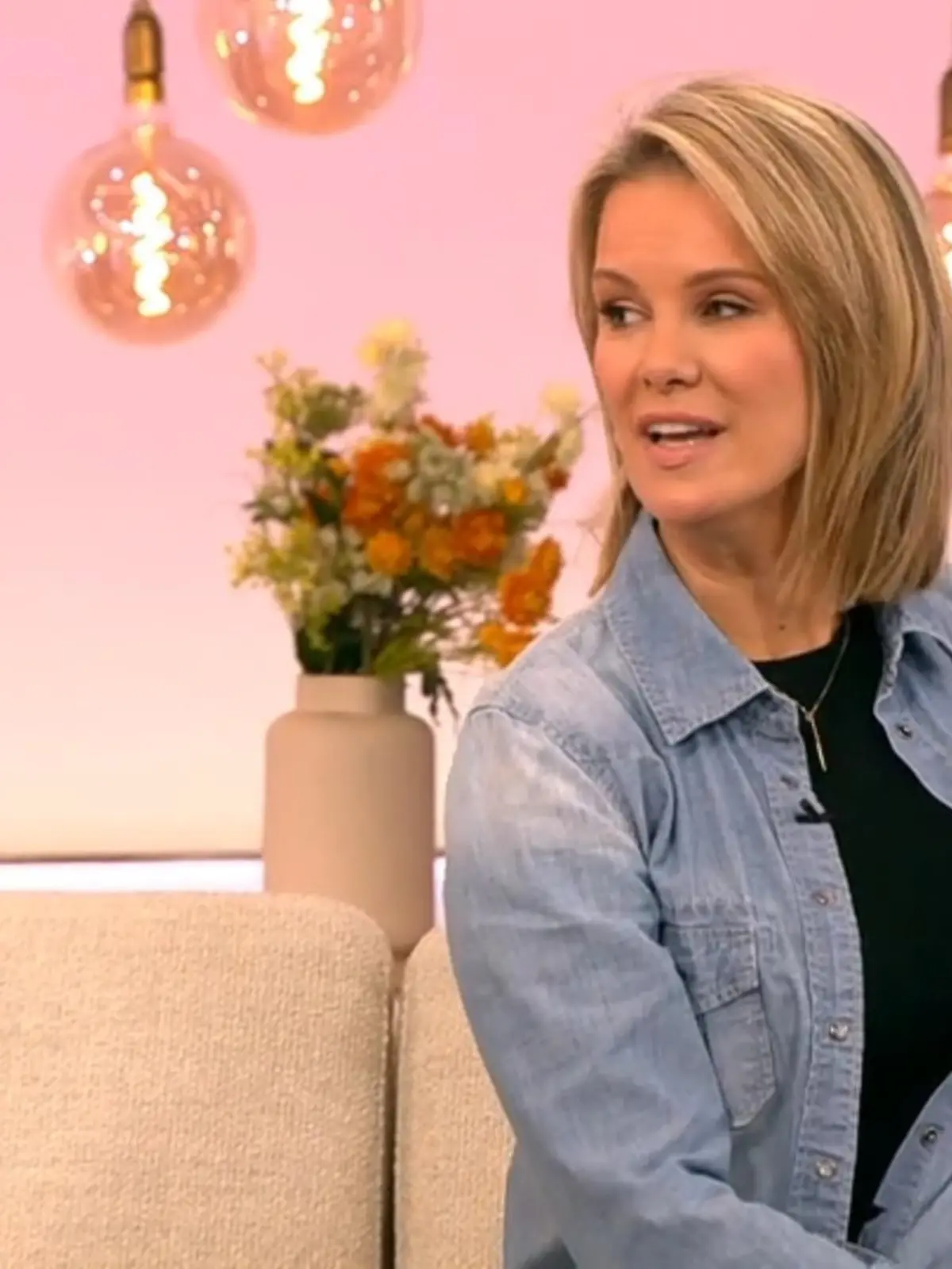 Monica Ivancan nutzt auch das Sofa bei GALA für ihre Sportübungen.