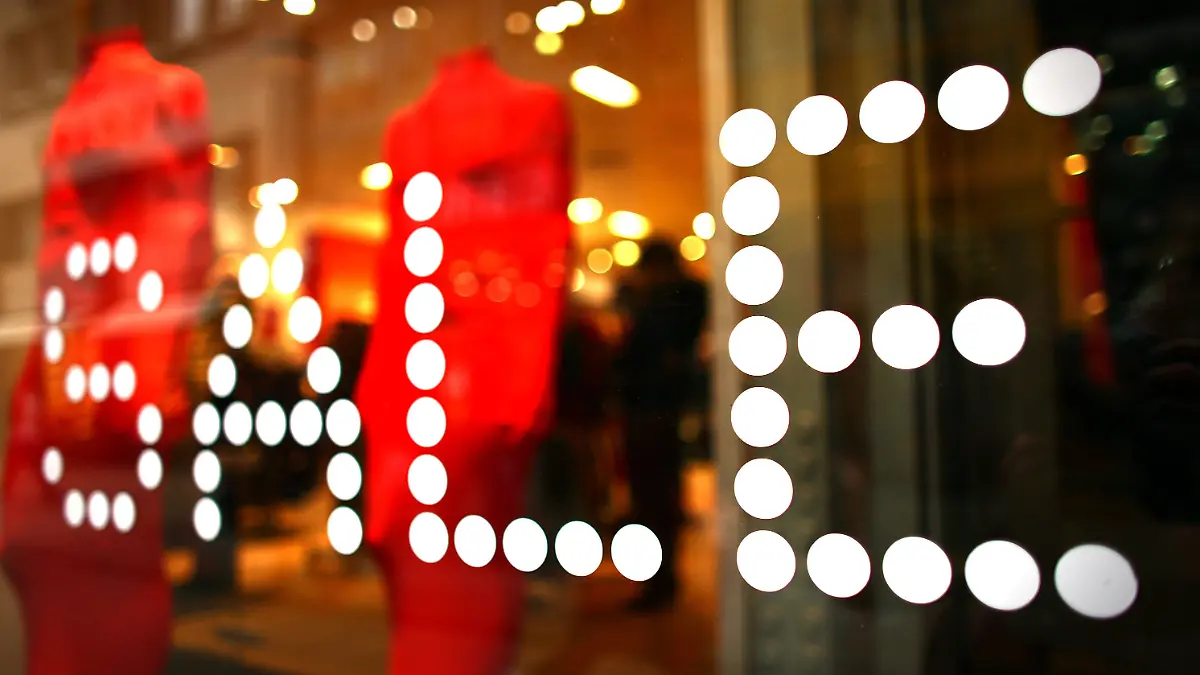 An einem Schaufenster klebt am Montag (04.01.2009) in Köln das Wort "Sale". In den Innenstädten locken derzeit zahlreiche Geschäfte mit dicken Preisnachlässen an den Kleiderständern. Plakate und Prospekte werben mit «Sale» - unbeeindruckt davon, dass dieser Begriff gerade zum «nervigsten und überflüssigsten Wort des Jahres» gekürt wurde. Einige Händler veranstalten einen vorgezogenen Schlussverkauf. Foto: Oliver Berg dpa/lnw  +++(c) dpa - Bildfunk+++