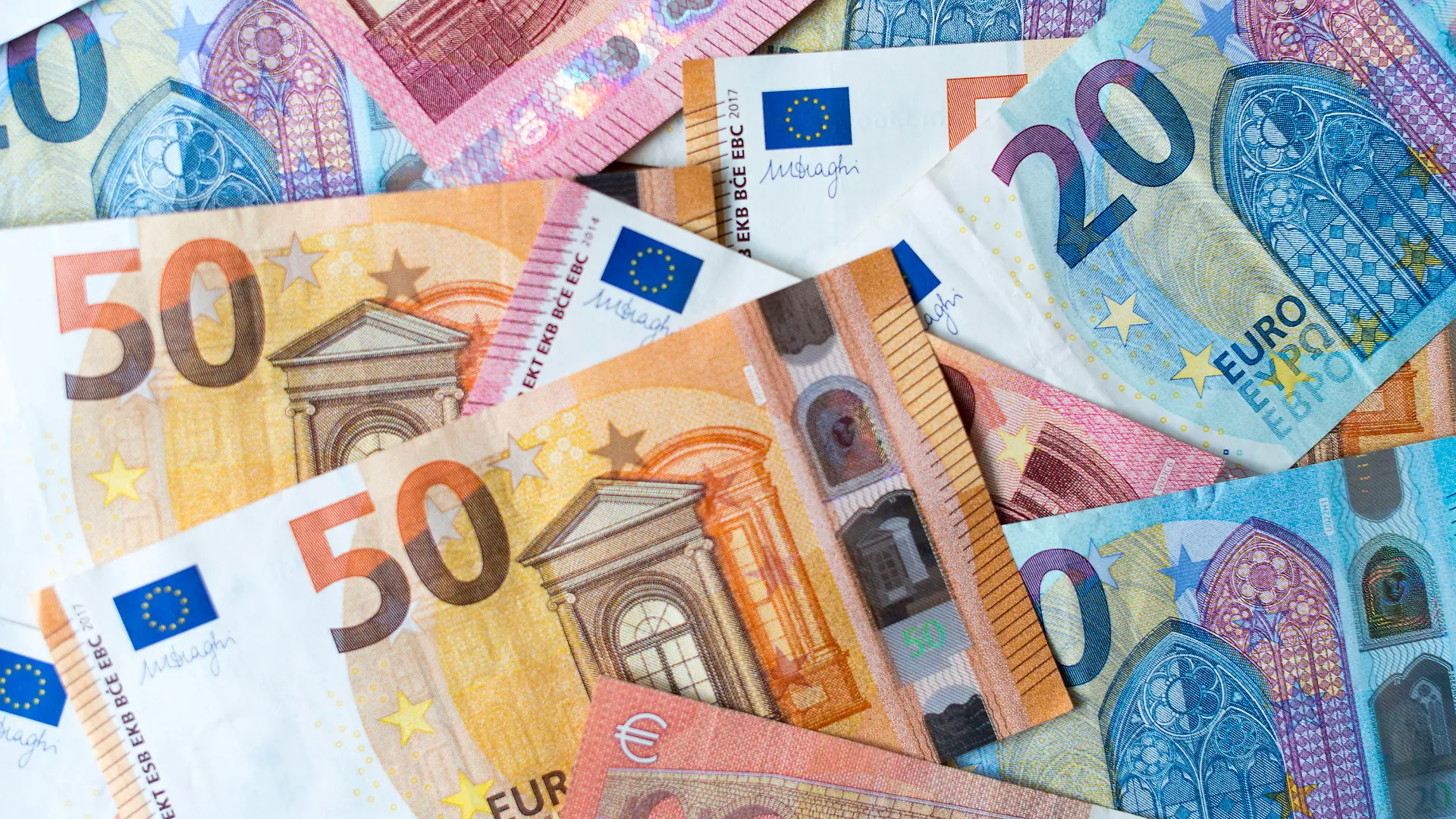 ARCHIV - 04.12.2018, Dresden: ILLUSTRATION - Zahlreiche Banknoten zu 10, 20 und 50 Euro liegen auf einem Tisch. Unbezahlte Steuern, Abgaben und Gebühren summieren sich bei Hessens Kommunen auf viele Millionen Euro. Jeweils zum Jahresende droht ein Teil der Außenstände zu verjähren. Foto: Monika Skolimowska/zb/dpa +++ dpa-Bildfunk +++