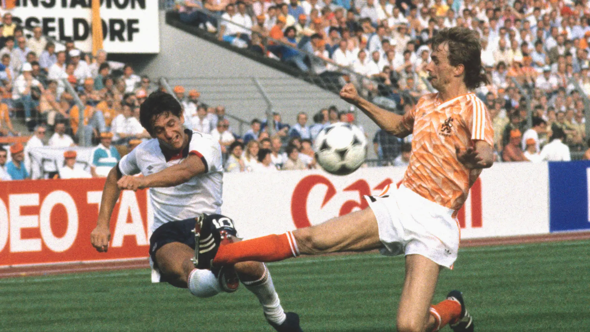 Fußball EM 1988 in Deutschland / England - Niederlande 1:3 /15.06.1988 in Düsseldorf / Gary Lineker ENG flankt *** 1988 European Football Championship in Germany England Netherlands 1 3 15 06 1988 in Düsseldorf Gary Lineker ENG crosses HM