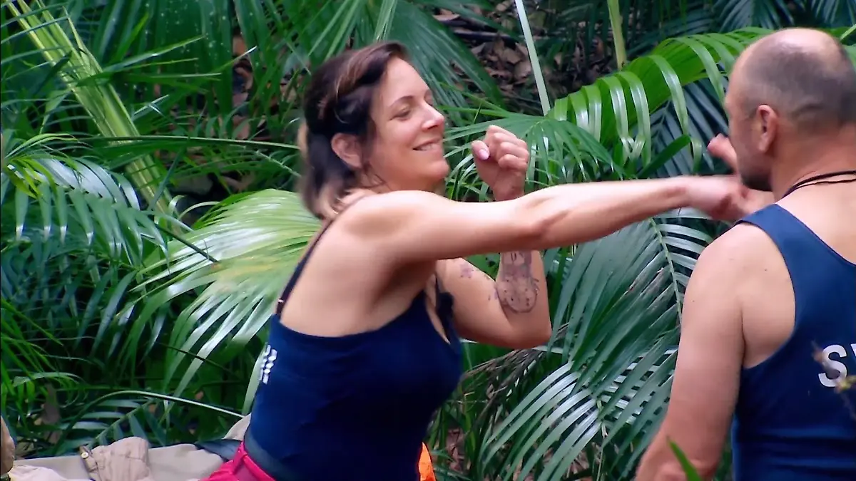 Danni Büchner schlägt um sich! Aggressionstraining im Camp
