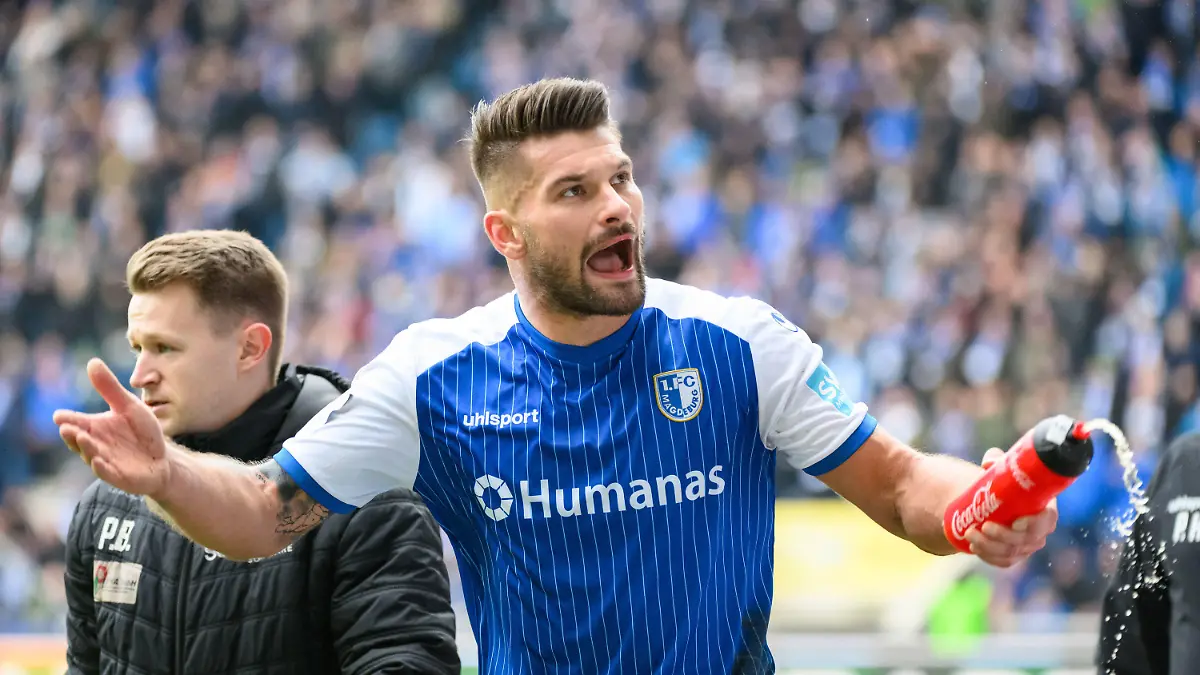 18.02.2023, Sachsen-Anhalt, Magdeburg: Fußball: 2. Bundesliga, 1. FC Magdeburg - FC St. Pauli, 21. Spieltag, MDCC-Arena. Magdeburgs Kai Brünker motiviert die Zuschauer auf der Tribüne. Foto: Christian Modla/dpa - WICHTIGER HINWEIS: Gemäß den Vorgaben der DFL Deutsche Fußball Liga bzw. des DFB Deutscher Fußball-Bund ist es untersagt, in dem Stadion und/oder vom Spiel angefertigte Fotoaufnahmen in Form von Sequenzbildern und/oder videoähnlichen Fotostrecken zu verwerten bzw. verwerten zu lassen. +++ dpa-Bildfunk +++