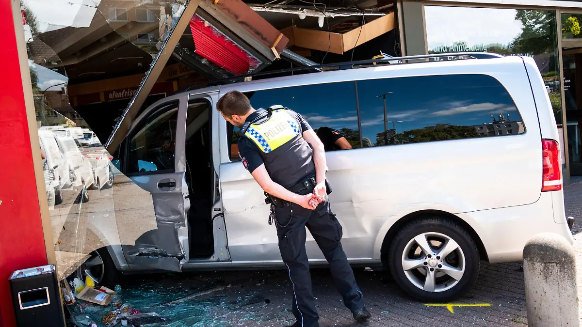 16.08.2023, Hamburg: Ein Transporter steht im Stadtteil Oldenfelde im Eingangsbereich einer Bäckerei. Der Fahrer hatte die Kontrolle über seinen Wagen verloren und war in das Geschäft gefahren, dabei wurden er und zwei weitere Personen verletzt. Foto: Daniel Bockwoldt/dpa +++ dpa-Bildfunk +++