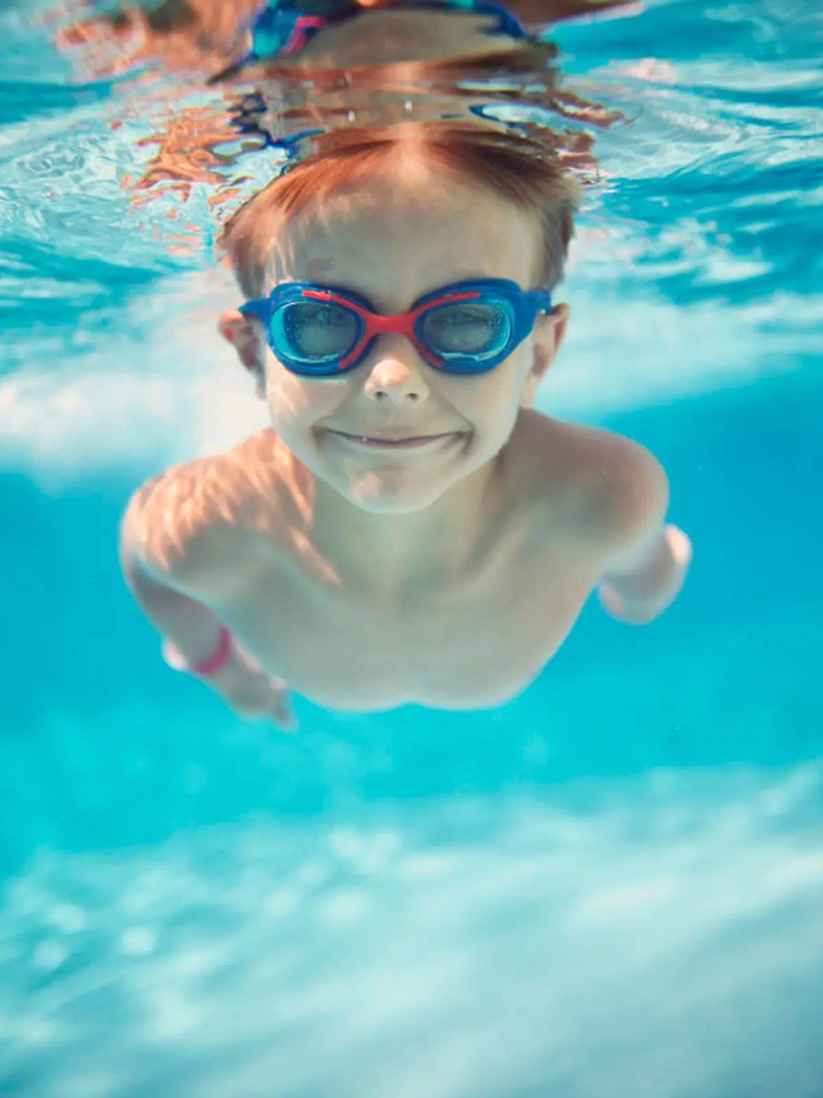 Kind taucht beim Schwimmen