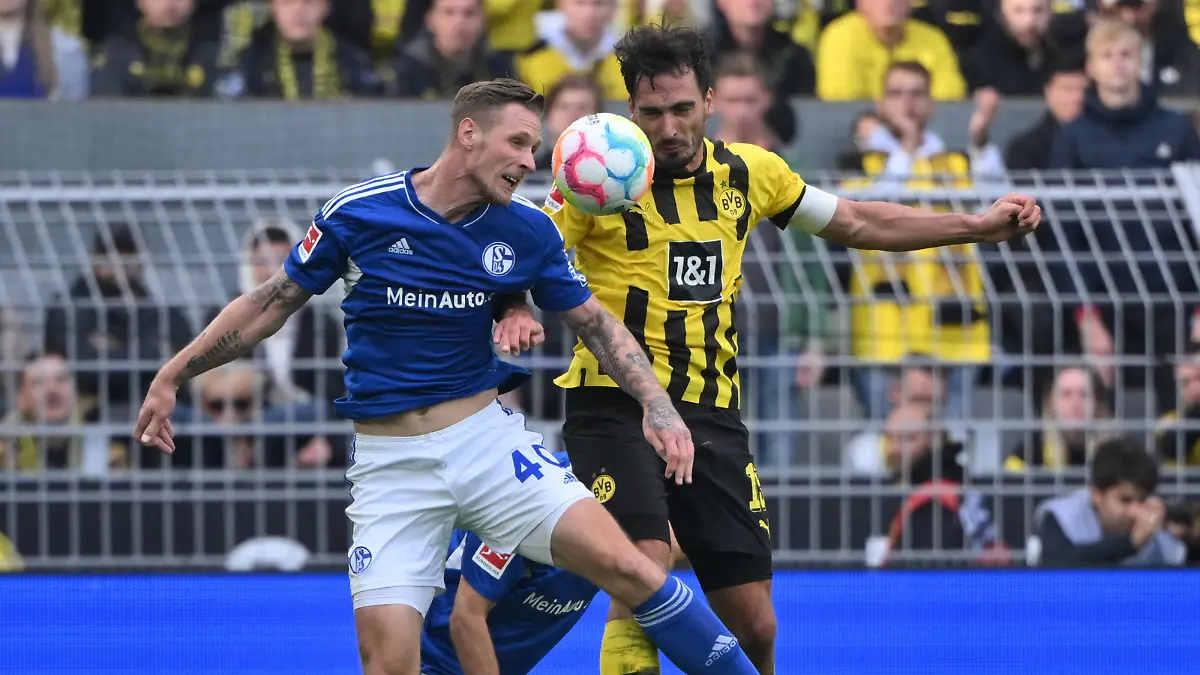 Sebastian Polter FC Schalke 04, Mats Hummels Borussia Dortmund, v.li. 17.09.2022, Fussball GER, Saison 2022 2023, 1. Bundesliga, 7. Spieltag, Borussia Dortmund - FC Schalke 04 1:0 Dortmund Signal Iduna Park Nordrhein Westfalen Deutschland *** Sebastian Polter FC Schalke 04 , Mats Hummels Borussia Dortmund , v li 17 09 2022, Football GER, Season 2022 2023, 1 Bundesliga, Matchday 7, Borussia Dortmund FC Schalke 04 1 0 Dortmund Signal Iduna Park Nordrhein Westfalen Germany Team2 