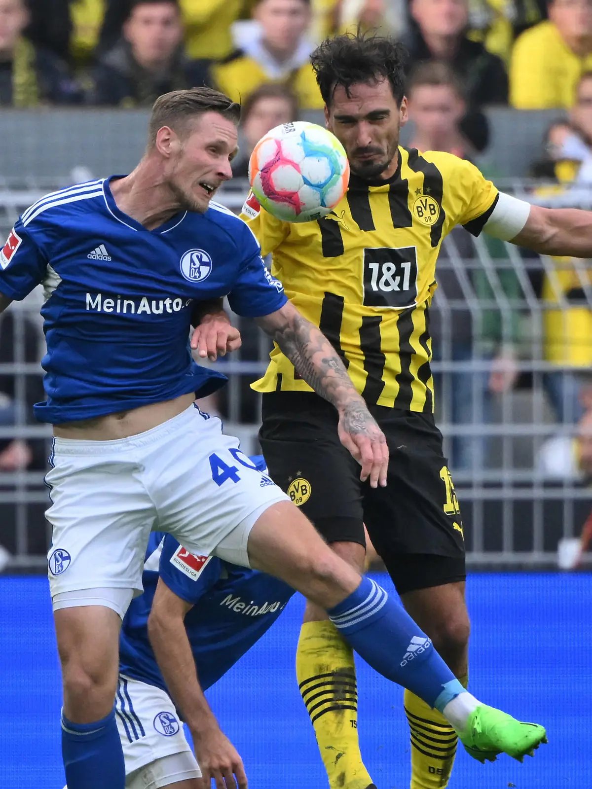 Sebastian Polter FC Schalke 04, Mats Hummels Borussia Dortmund, v.li. 17.09.2022, Fussball GER, Saison 2022 2023, 1. Bundesliga, 7. Spieltag, Borussia Dortmund - FC Schalke 04 1:0 Dortmund Signal Iduna Park Nordrhein Westfalen Deutschland *** Sebastian Polter FC Schalke 04 , Mats Hummels Borussia Dortmund , v li 17 09 2022, Football GER, Season 2022 2023, 1 Bundesliga, Matchday 7, Borussia Dortmund FC Schalke 04 1 0 Dortmund Signal Iduna Park Nordrhein Westfalen Germany Team2 