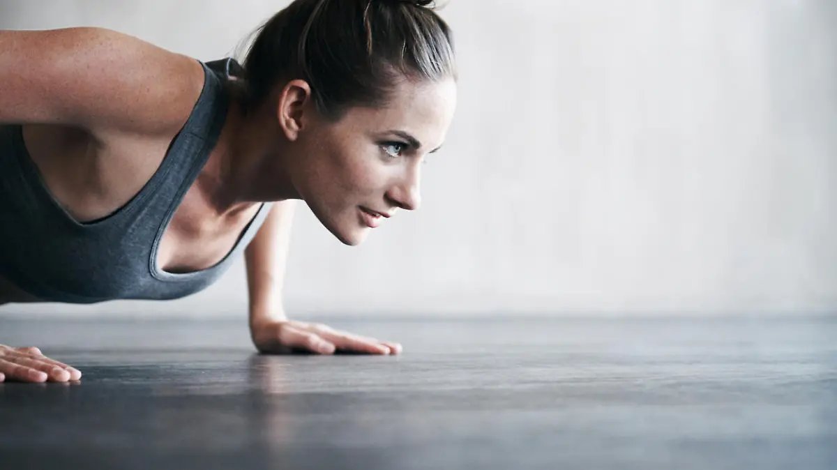 Frau bein Fitnesstraining