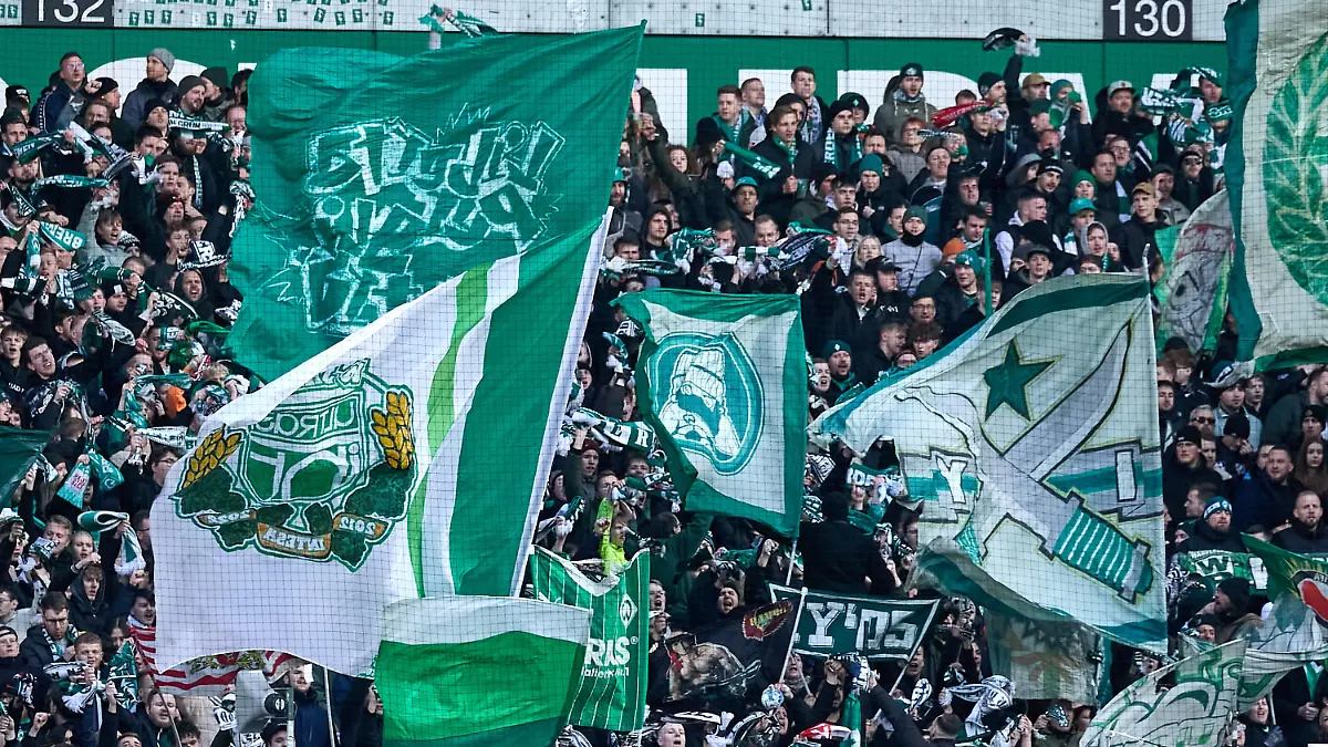 Die Werder Bremen Fans feiern nach dem dritten Tor fuer Bremen. SV Werder Bremen vs. VFL Bochum, 1. Bundesliga, Weserstadion, Bremen, Spielzeit 2022/2023, 22.Spieltag, 25.02.2023 DFL REGULATIONS PROHIBIT ANY USE OF PHOTOGRAPHS AS IMAGE SEQUENCES AND/OR QUASI-VIDEO Foto:EIBNER/Stephanie Zerbe SV Werder Bremen vs. VFL Bochum, 1. Bundesliga, Bremen, Spielzeit 2022/2023, 22.Spieltag, 25.02.2023 Bremen *** Werder Bremen fans celebrate after scoring the third goal for Bremen SV Werder Bremen vs VFL Bochum, 1 Bundesliga, Weserstadion, Bremen, Spielzeit 2022 2023, 22 Spieltag, 25 02 2023 DFL REGULATES PROHIBIT ANY USE OF PHOTOGRAPHS AS IMAGE SEQUENCES AND OR QUASI VIDEO Foto EIBNER Stephanie Zerbe SV Werder Bremen vs VFL Bochum, 1 Bundesliga, Bremen, Spielzeit 2022 2023, 22 Spieltag, 25 02 2023 Bremen Copyright: xStephaniexZerbe/xEibner-Pressefox EP_EER