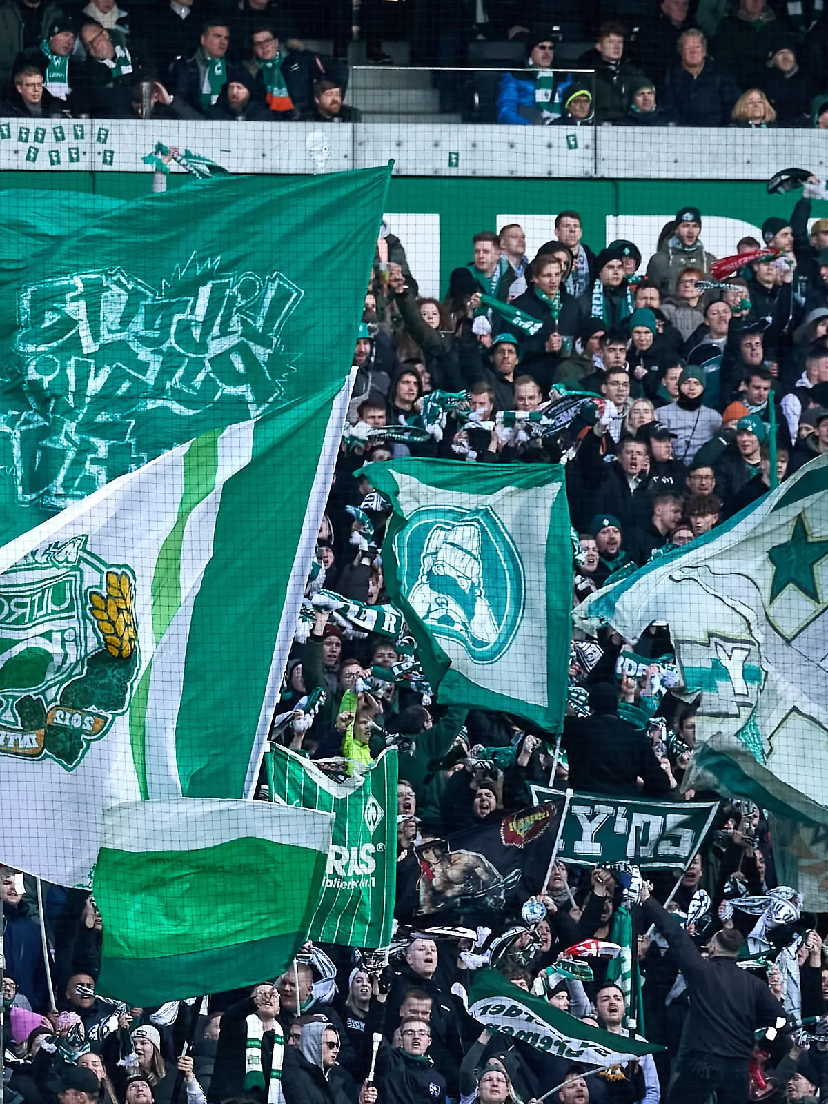 Die Werder Bremen Fans feiern nach dem dritten Tor fuer Bremen. SV Werder Bremen vs. VFL Bochum, 1. Bundesliga, Weserstadion, Bremen, Spielzeit 2022/2023, 22.Spieltag, 25.02.2023 DFL REGULATIONS PROHIBIT ANY USE OF PHOTOGRAPHS AS IMAGE SEQUENCES AND/OR QUASI-VIDEO Foto:EIBNER/Stephanie Zerbe SV Werder Bremen vs. VFL Bochum, 1. Bundesliga, Bremen, Spielzeit 2022/2023, 22.Spieltag, 25.02.2023 Bremen *** Werder Bremen fans celebrate after scoring the third goal for Bremen SV Werder Bremen vs VFL Bochum, 1 Bundesliga, Weserstadion, Bremen, Spielzeit 2022 2023, 22 Spieltag, 25 02 2023 DFL REGULATES PROHIBIT ANY USE OF PHOTOGRAPHS AS IMAGE SEQUENCES AND OR QUASI VIDEO Foto EIBNER Stephanie Zerbe SV Werder Bremen vs VFL Bochum, 1 Bundesliga, Bremen, Spielzeit 2022 2023, 22 Spieltag, 25 02 2023 Bremen Copyright: xStephaniexZerbe/xEibner-Pressefox EP_EER