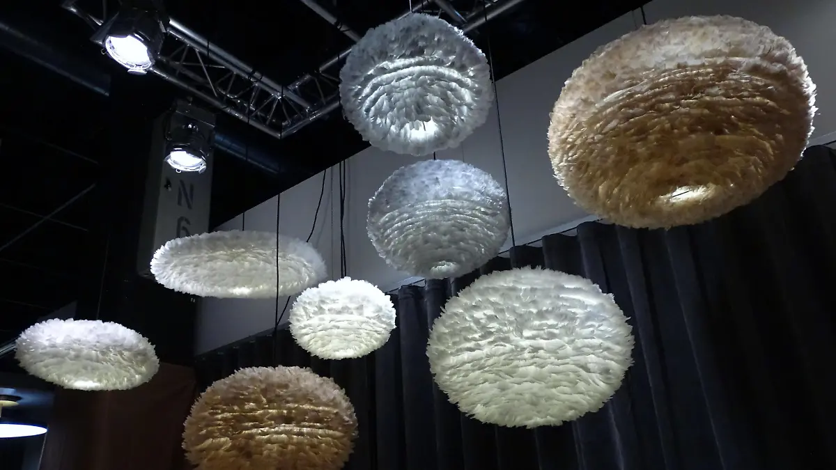 In der Natur sind alle Formen vorhanden -man muss sie nur zu nutzen wissen, gesehen am Pressetag 13.1.2020 auf der IMM Köln 2020 IMM Messe Köln 2020 Blumen zu Lampen *** In nature, all forms are present - you just have to know how to use them, as seen on Press Day 13 1 2020 at IMM Cologne 2020 IMM Cologne 2020 Fair Flowers to Lamps