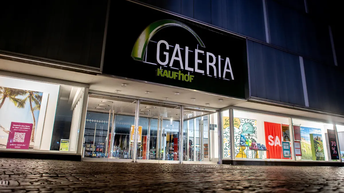 ARCHIV - 22.02.2023, Niedersachsen, Oldenburg: Ein Logo hängt an einer Filiale von Galeria Karstadt Kaufhof in der Innenstadt von Oldenburg. (Zu dpa «Rettung oder Schließung - Wie es um die Galeria-Standorte steht») Foto: Hauke-Christian Dittrich/dpa +++ dpa-Bildfunk +++
