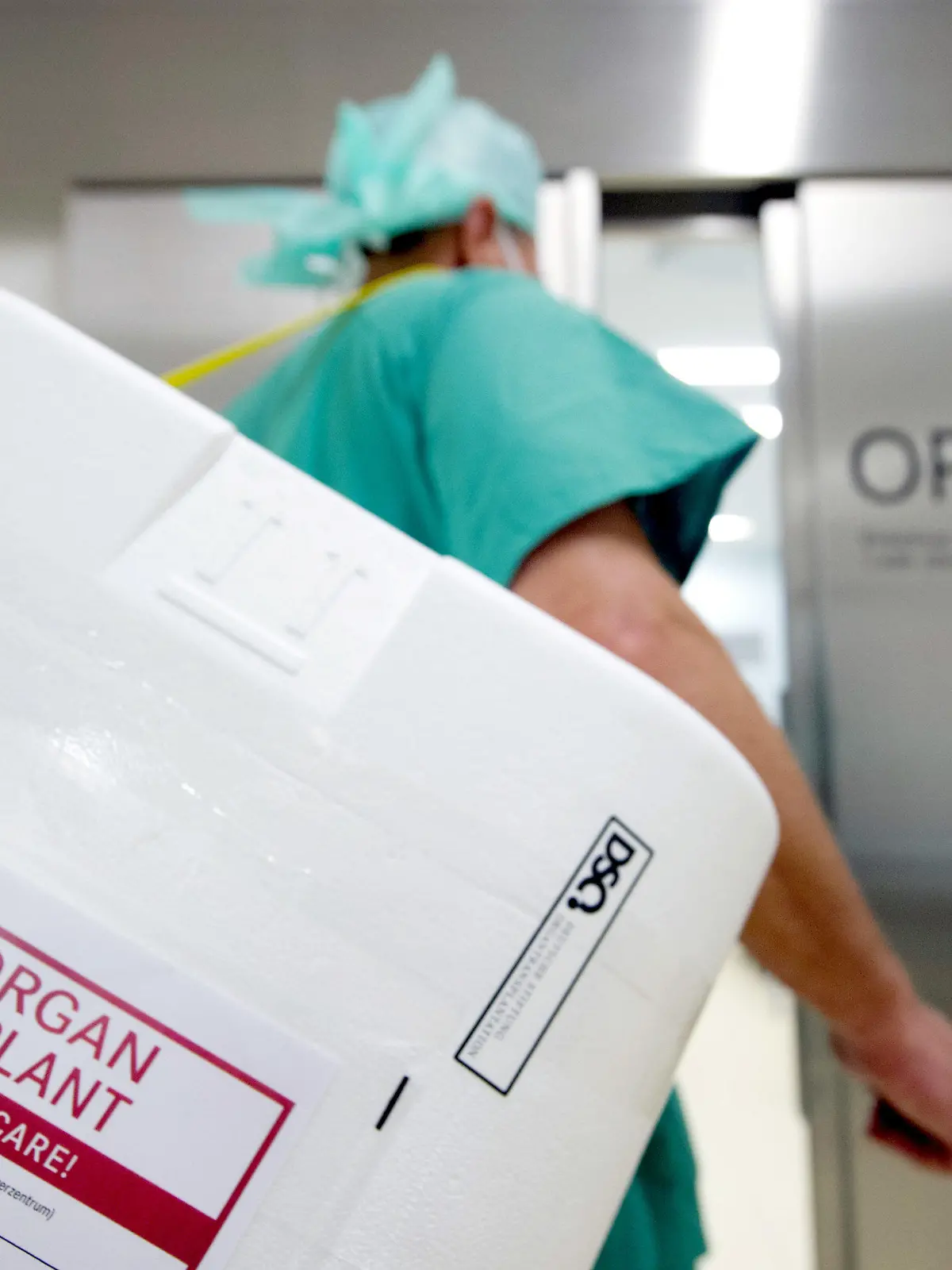 ARCHIV - 28.09.2012, Berlin: Ein Styropor-Behälter zum Transport von zur Transplantation vorgesehenen Organen wird am Eingang eines OP-Saales vorbeigetragen. (zu dpa «Deutsche Stiftung Organtransplantation veröffentlicht Zahlen zu Organspenden im Jahr 2018» vom 10.01.2019) Foto: Soeren Stache/dpa +++ dpa-Bildfunk +++