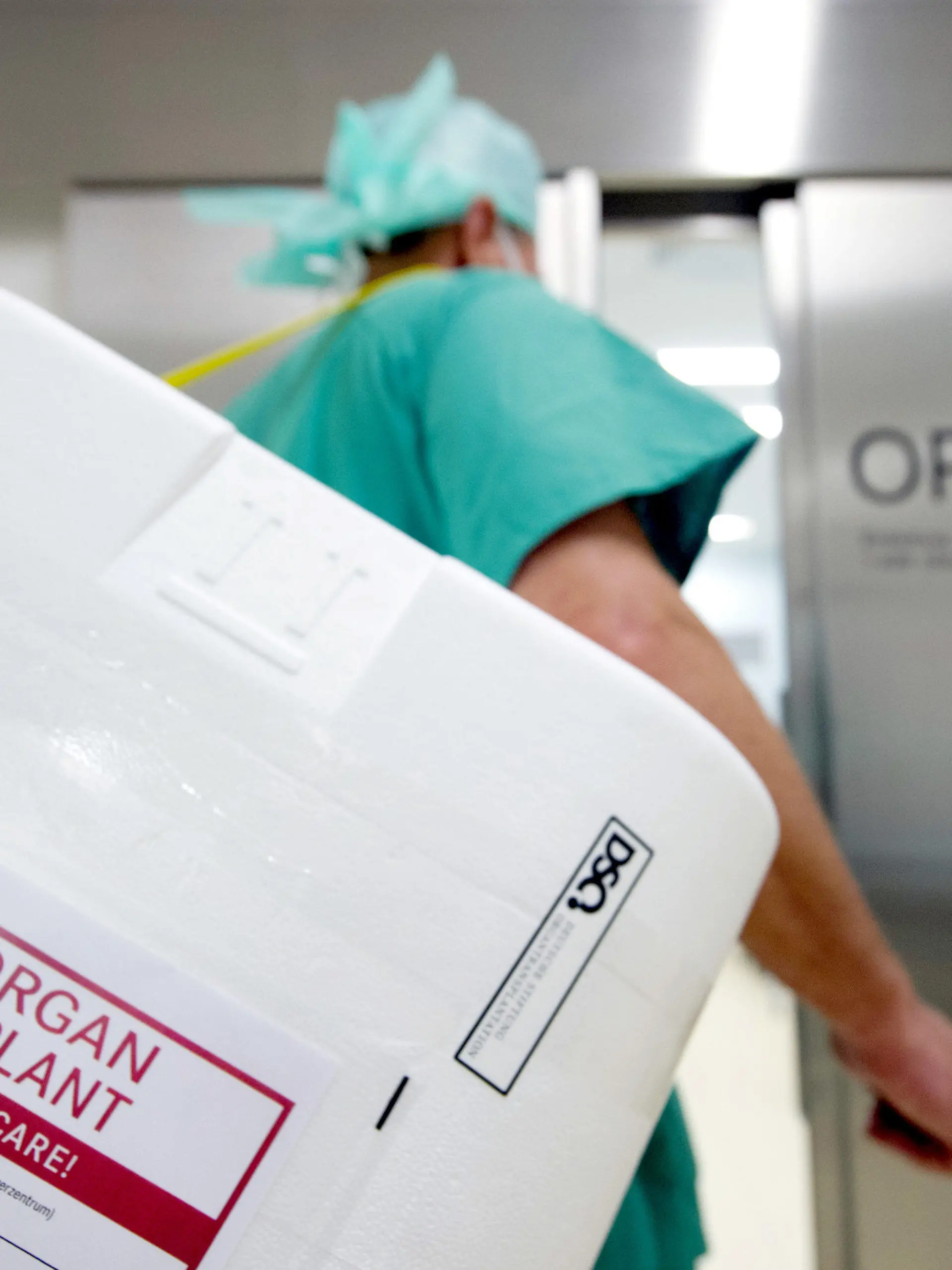 ARCHIV - 28.09.2012, Berlin: Ein Styropor-Behälter zum Transport von zur Transplantation vorgesehenen Organen wird am Eingang eines OP-Saales vorbeigetragen. (zu dpa «Deutsche Stiftung Organtransplantation veröffentlicht Zahlen zu Organspenden im Jahr 2018» vom 10.01.2019) Foto: Soeren Stache/dpa +++ dpa-Bildfunk +++