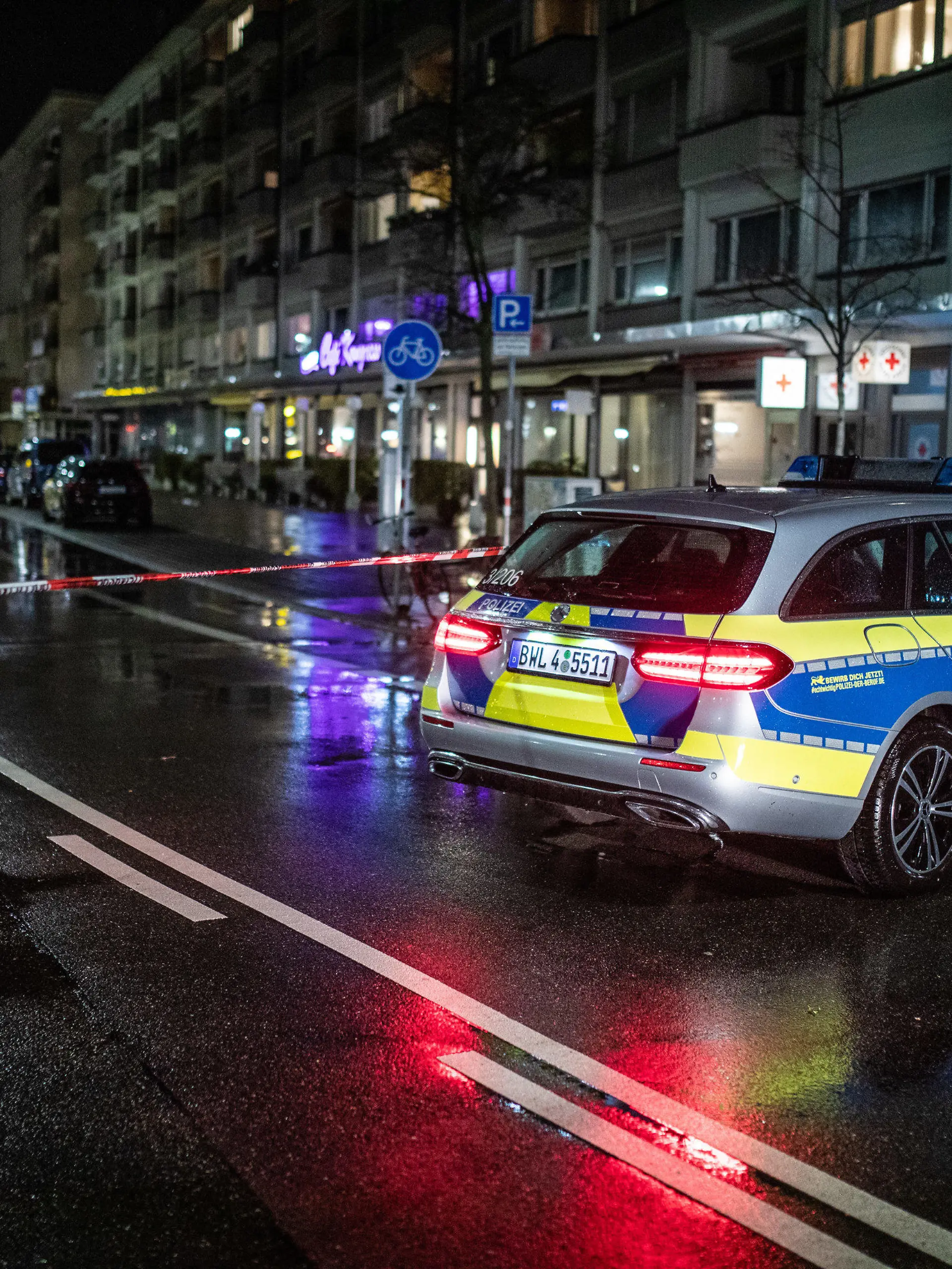 10.03.2023, Baden-Württemberg, Karlsruhe: Ein Einsatzwagen der Polizei steht an einer Polizeiabsperrung. In einer Apotheke war es zu einer mutmaßlichen Geiselnahme gekommen. Foto: Christoph Schmidt/dpa +++ dpa-Bildfunk +++