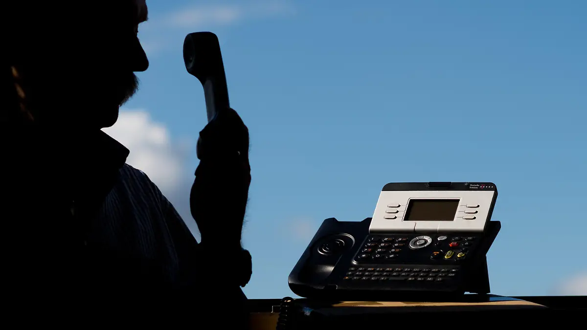 ARCHIV - ILLUSTRATION - Ein Mann posiert am 09.09.2015 mit einem Telefon in Hannover (Niedersachsen). Foto: Julian Stratenschulte/dpa (zu dpa "Weißer Ring warnt vor falschen Polizisten am Telefon" vom 27.08.2016) +++(c) dpa - Bildfunk+++