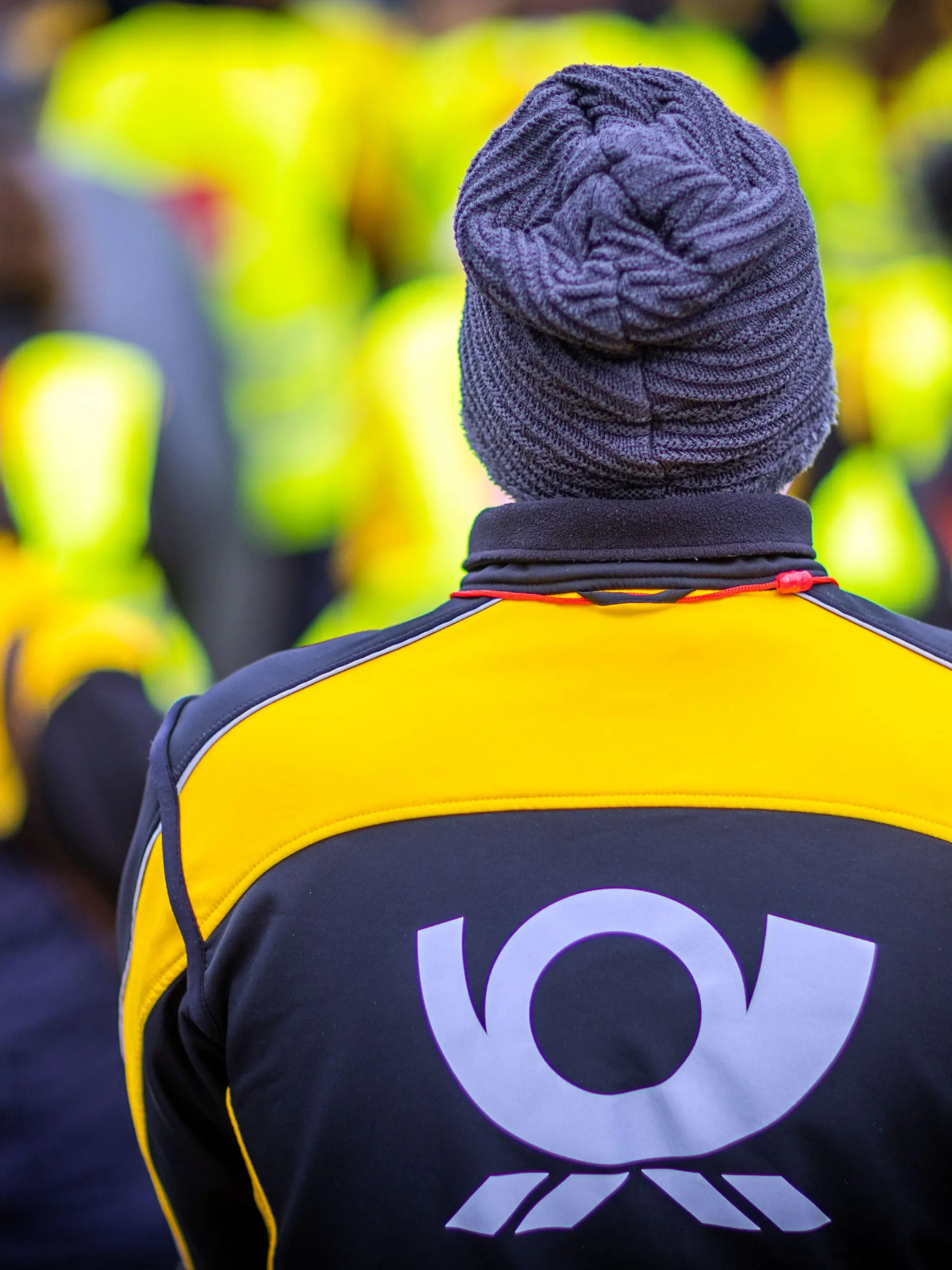 ARCHIV - 06.02.2023, Mecklenburg-Vorpommern, Rostock: Mitarbeiter der Post beteiligen sich an einer Protestkundgebung während des bundesweiten Warnstreiks bei der Deutschen Post. Im Tarifkonflikt bei der Deutschen Post ist weiter unklar, ob den Bürgerinnen und Bürgern ein unbefristeter Streik bevorsteht. Die Freitagnachmittag begonnenen Verhandlungen dauerten am Samstagmorgen an. Über die Tendenz drang bislang nichts nach draußen. (zu dpa «Post-Tarifstreit: Verhandlungen dauern an») Foto: Jens Büttner/dpa +++ dpa-Bildfunk +++