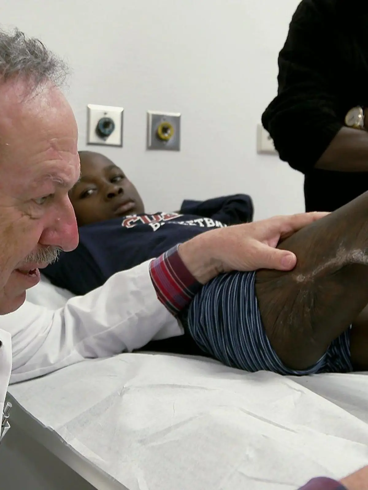 Dr. André Borsche untersucht Tailor