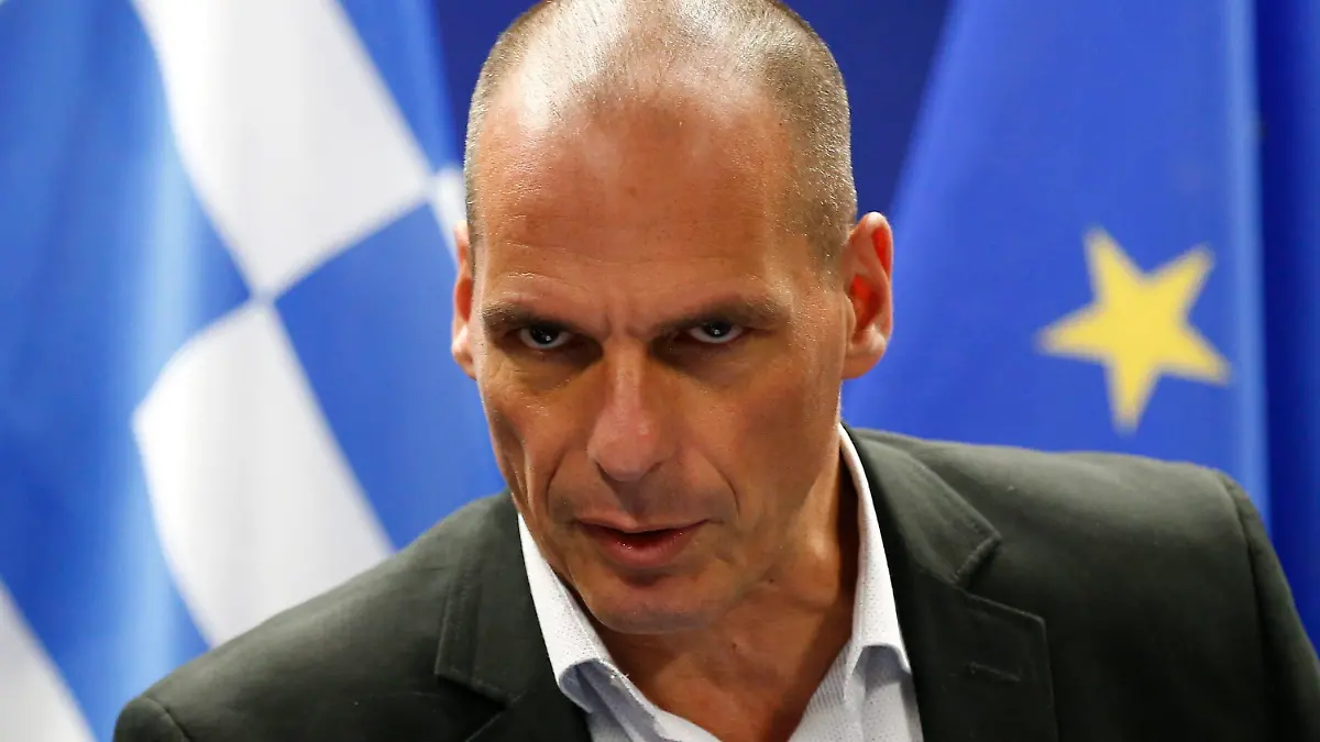 ARCHIV - Greek Finance Minister Yanis Varoufakis holds a news conference at the end of the Eurogroup meeting of finance ministers at the EU Council headquarters in Brussels, Belgium, 11 May 2015. Photo: EPA/JULIEN WARNAND (zu dpa "Parteien wollen Klarheit über angeblichen Grexit-Plan von Varoufakis" vom 27.07.2015) +++(c) dpa - Bildfunk+++