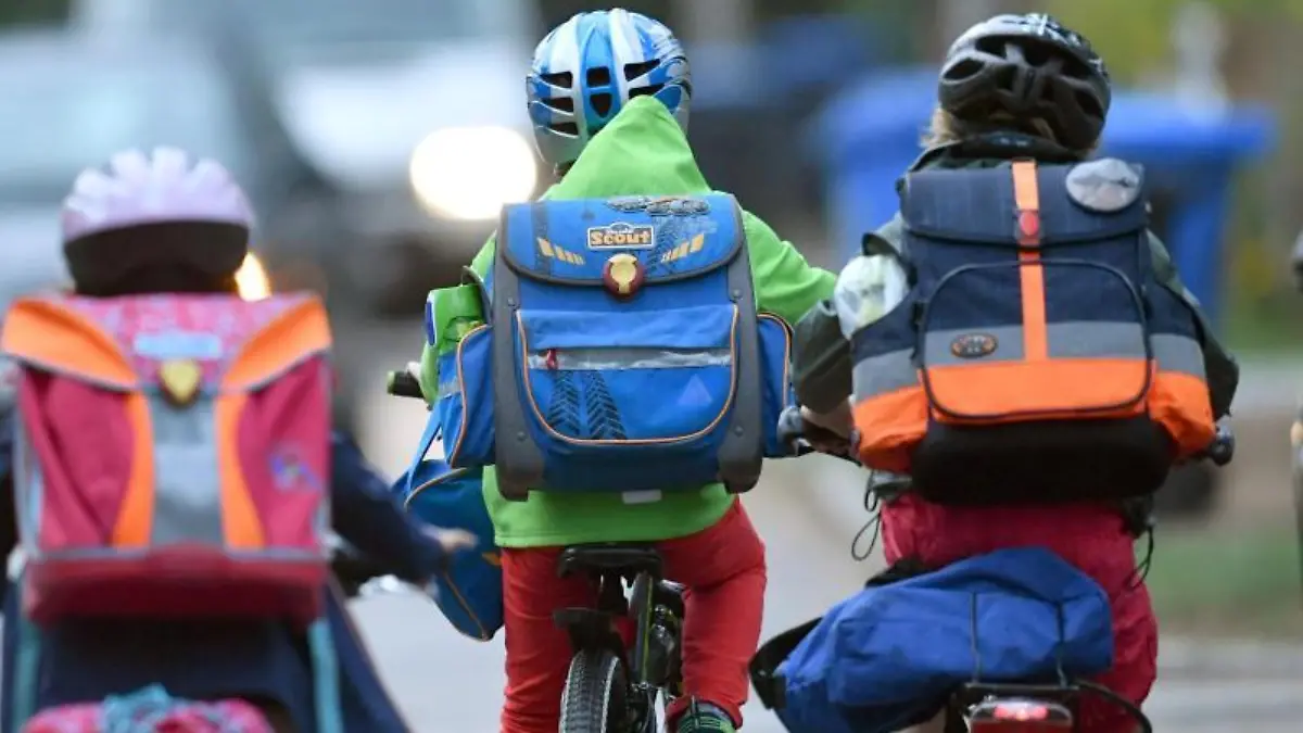 Kinder fahren Fahrrad
