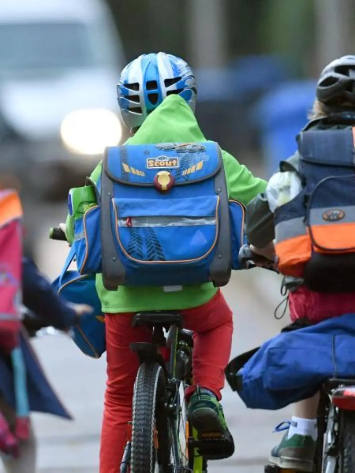 Kinder fahren Fahrrad
