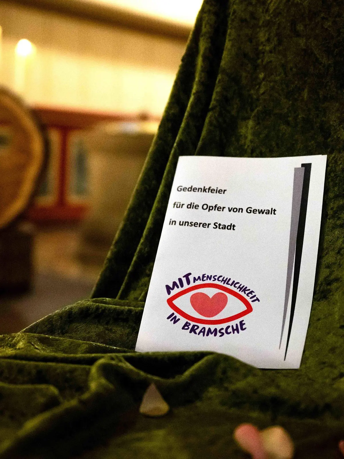 11.03.2023, Niedersachsen, Bramsche: Ein Heft zur Gedenkfeier für die in Bramsche getöteten Verbrechensopfer liegt in der Kirche.  In Bramsche bei Osnabrück sind ein 16-Jähriger und ein paar Tage später eine 19-Jährige Opfer von Gewalttaten geworden. In der evangelischen St.-Martin-Kirche findet eine interreligiöse und überkonfessionelle Gedenkfeier statt. Foto: Sina Schuldt/dpa - ACHTUNG: Nur zur redaktionellen Verwendung im Zusammenhang mit der aktuellen Berichterstattung und nur im vollen Format +++ dpa-Bildfunk +++