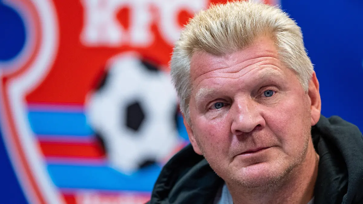ARCHIV - 10.10.2019, Nordrhein-Westfalen, Düsseldorf: Fußball: 3. Liga, Stefan Effenberg, Manager KFC Uerdingen, spricht auf der Pressekonferenz. (Zu dpa: "Uerdingen-Manager Effenberg: Wir sind kein «Skandalclub»") Foto: Guido Kirchner/dpa +++ dpa-Bildfunk +++