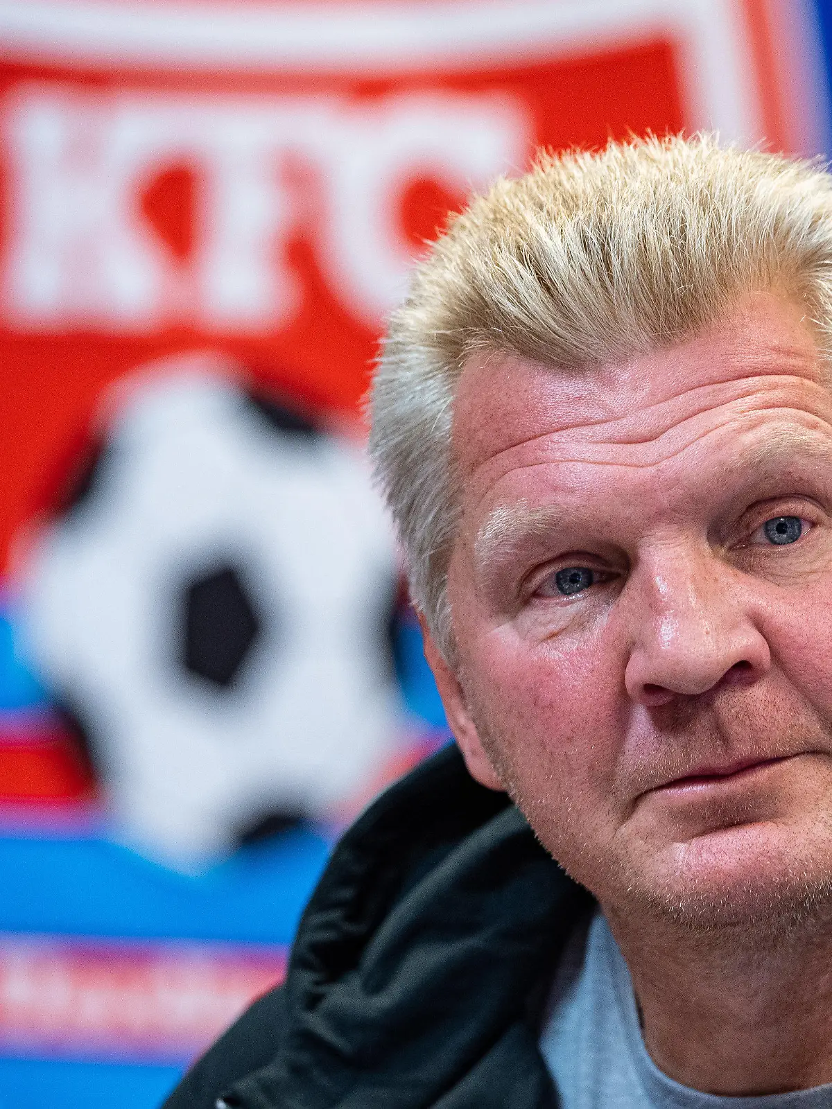 ARCHIV - 10.10.2019, Nordrhein-Westfalen, Düsseldorf: Fußball: 3. Liga, Stefan Effenberg, Manager KFC Uerdingen, spricht auf der Pressekonferenz. (Zu dpa: "Uerdingen-Manager Effenberg: Wir sind kein «Skandalclub»") Foto: Guido Kirchner/dpa +++ dpa-Bildfunk +++