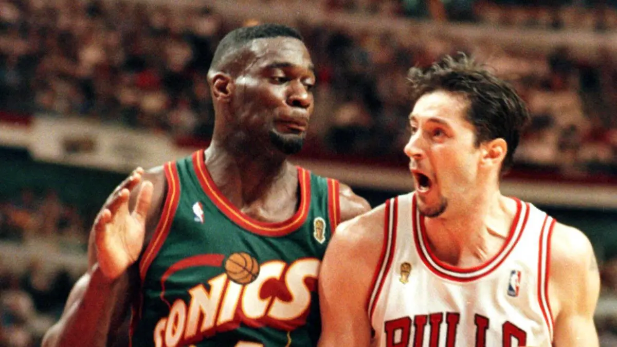 Bildnummer: 03229996 Datum: 05.06.1996 Copyright: imago/UPI Photo
Toni Kukoc (Chicago Bulls, re.) gegen Shawn Kemp (Seattle Super Sonics) - PUBLICATIONxINxGERxSUIxAUTxHUNxONLY (chi96060508); Chicago Bulls - Seattle SuperSonics 107:90, Super Sonics, Vneg, hoch, Zweikampf, Ball, Schrei NBA Finals 1995/1996, Playoffs, Playoff, Play Offs, Off, Endspiel, Finalserie, Spiel 1 Chicago Dynamik, Basketball Herren Mannschaft USA Gruppenbild Aktion Personen