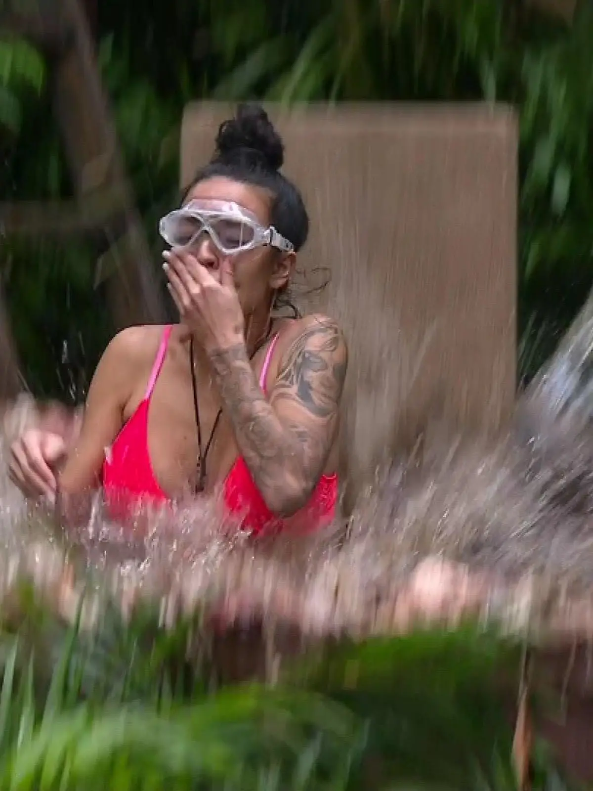 Elena Miras geht bei Dschungelprüfung Tag 4  baden.