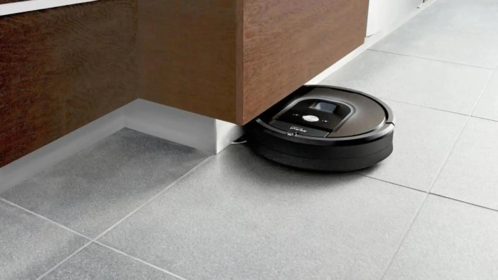 iRobots Roomba 980 kann auch unter Möbeln nach Schmutz jagen. Das Gerät kostet in der vernetzten Ausführung rund 1200 Euro. Foto: iRobot