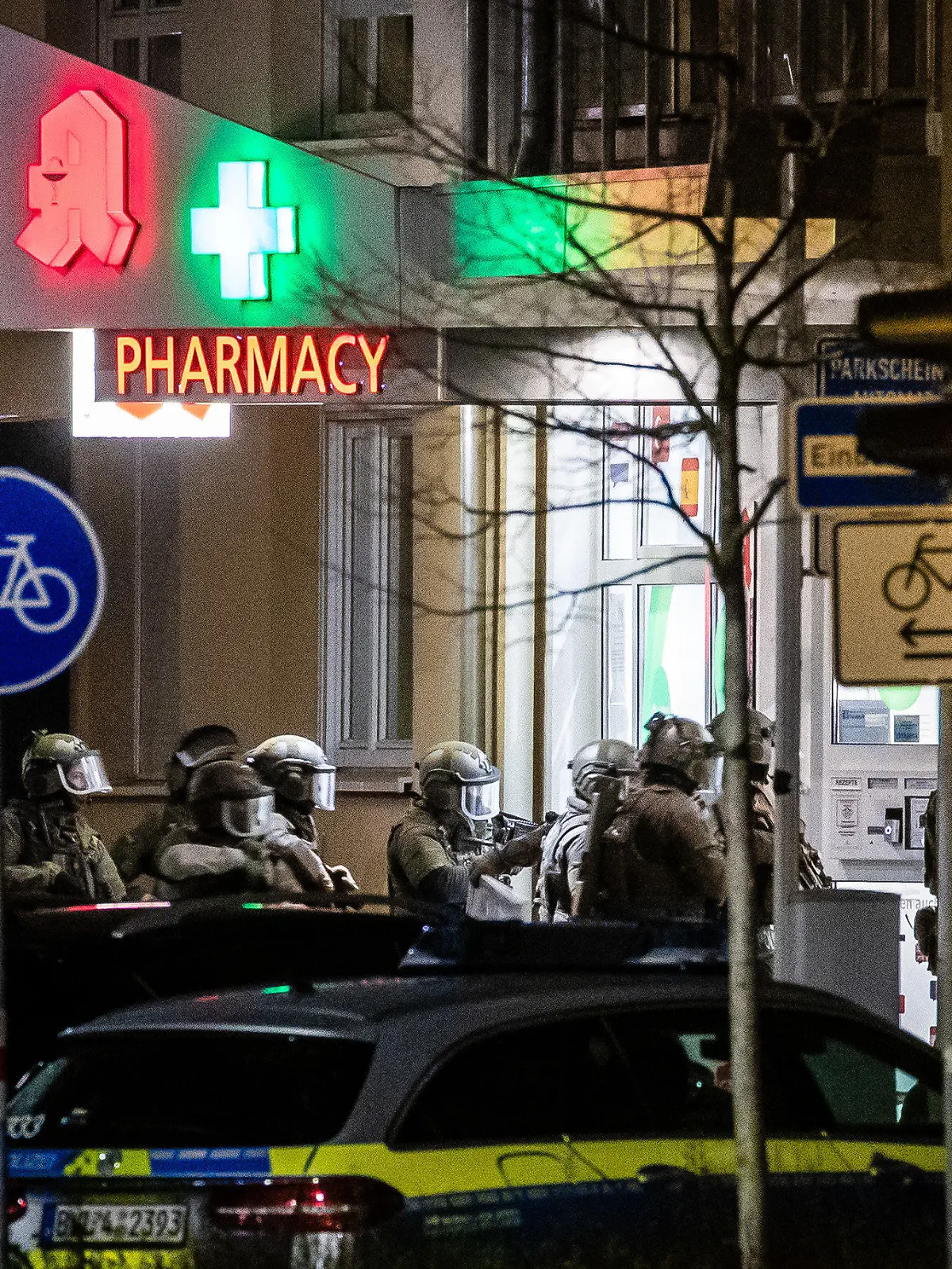 10.03.2023, Baden-Württemberg, Karlsruhe: Spezialeinsatzkräfte der Polizei stürmen eine Apotheke, in der es zu einer mutmaßlichen Geiselnahme gekommen war. Die Geiselnahme in Karlsruhe ist beendet. Die Einsatzkräfte hätten die Apotheke betreten und einen Tatverdächtigen festgenommen, teilte die Polizei mit. Nach ersten Erkenntnissen wurde niemand verletzt. Foto: Christoph Schmidt/dpa +++ dpa-Bildfunk +++