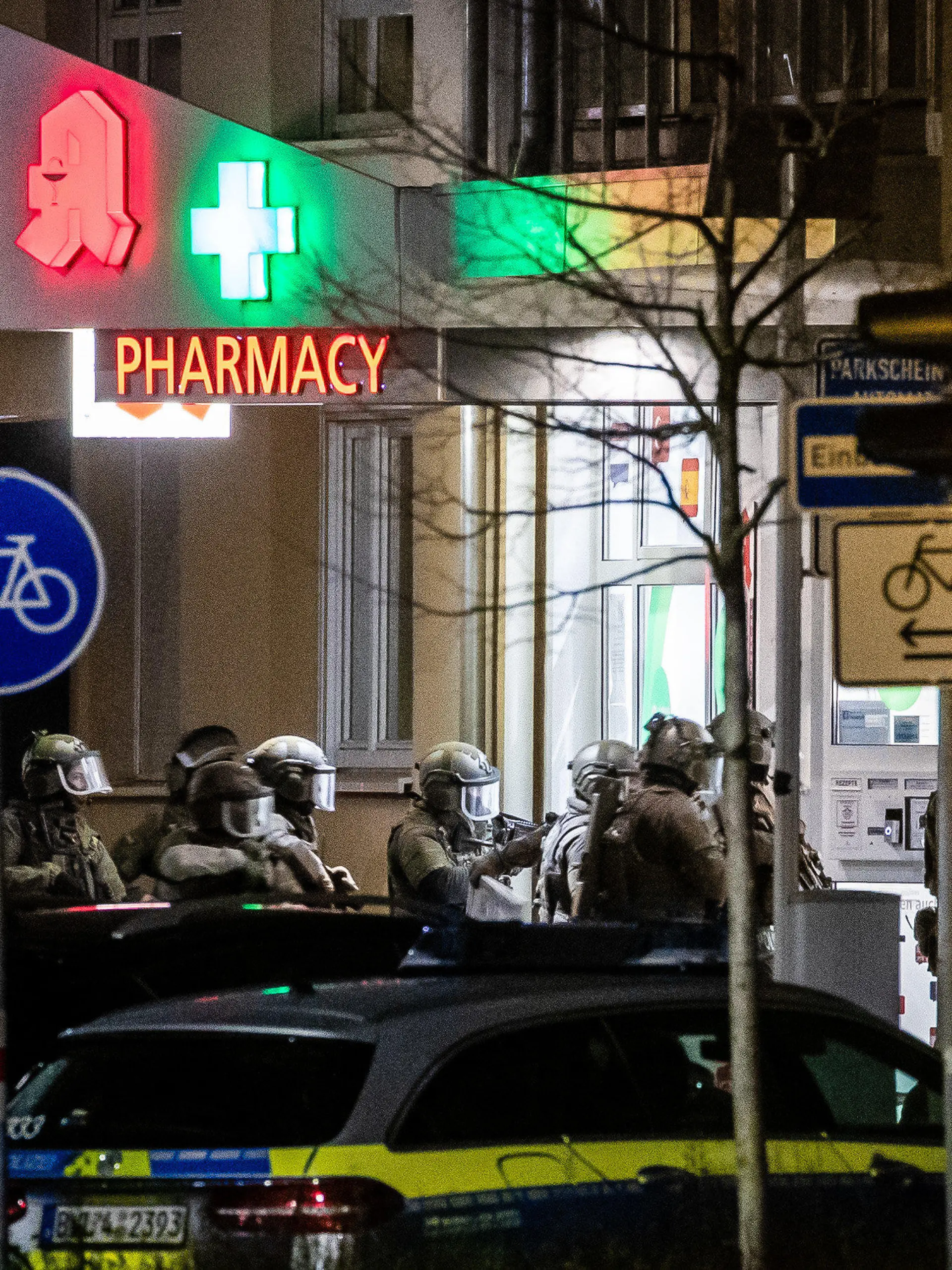 10.03.2023, Baden-Württemberg, Karlsruhe: Spezialeinsatzkräfte der Polizei stürmen eine Apotheke, in der es zu einer mutmaßlichen Geiselnahme gekommen war. Die Geiselnahme in Karlsruhe ist beendet. Die Einsatzkräfte hätten die Apotheke betreten und einen Tatverdächtigen festgenommen, teilte die Polizei mit. Nach ersten Erkenntnissen wurde niemand verletzt. Foto: Christoph Schmidt/dpa +++ dpa-Bildfunk +++