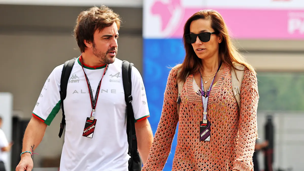 Mexican Grand Prix - Preparation Day - Autodromo Hermanos Rodriguez. (L to R): Fernando Alonso (ESP) Alpine F1 Team with girlfriend Andrea Schlager (AUT) Journalist. Mexican Grand Prix, Thursday 27th October 2022. Mexico City, Mexico. URN:69482144