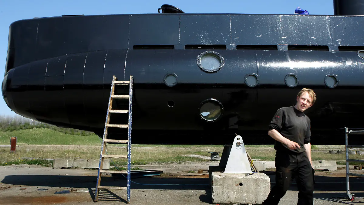 ARCHIV - 30.04.2008, Dänemark, Kopenhagen: Der dänische Ingenieur Peter Madsen vor seinem U-Boot, der «Nautilus". Der Fall ist so spektakulär wie rätselhaft: In einem selbstgebauten U-Boot fahren Journalistin Kim Wall und Erfinder Peter Madsen hinaus. Wenig später ist sie tot. Der Prozess soll ab 08.03.2018 Antworten liefern. Foto: Hougaard Niels/Ritzau Foto/dpa +++ dpa-Bildfunk +++