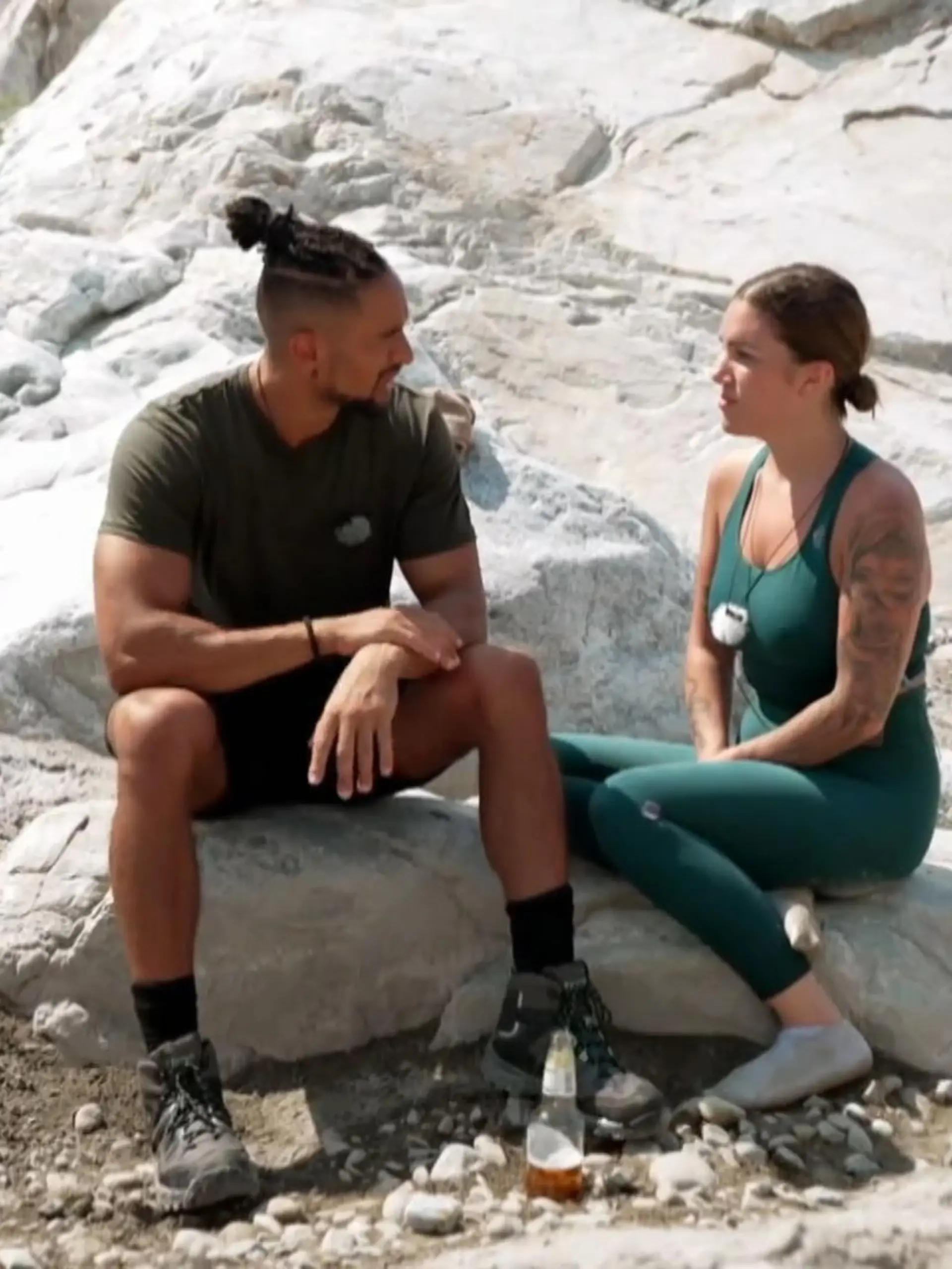 Bachelor-Kandidatin Rebecca vertraut David ihre Vergangenheit an.
