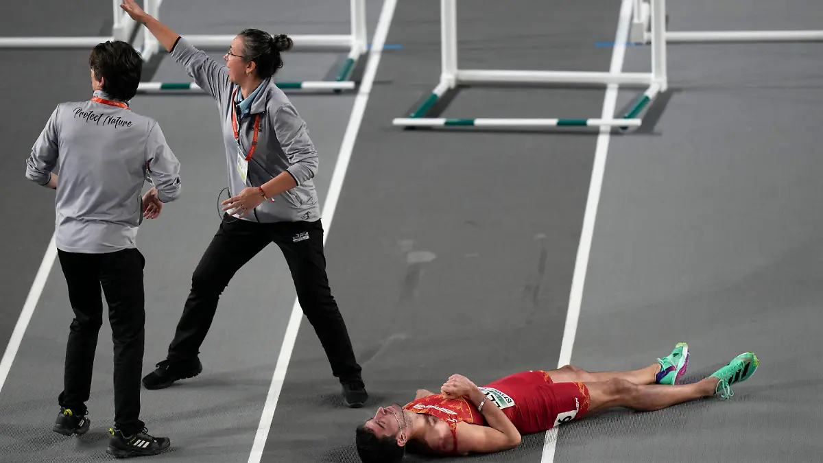 dpatopbilder - 05.03.2023, Türkei, Istanbul: Leichtathletik/Halle: Europameisterschaft, Männer 60 Meter Hürden, Finale: Hilfe wird gerufen, nachdem Enrique Llopis aus Spanien während Finales gestürzt und mit dem Kopf auf den Boden aufgeschlagen ist. Nach der Behandlung wurde Llopis auf einer Trage aus der Halle gebracht. Foto: Khalil Hamra/AP +++ dpa-Bildfunk +++