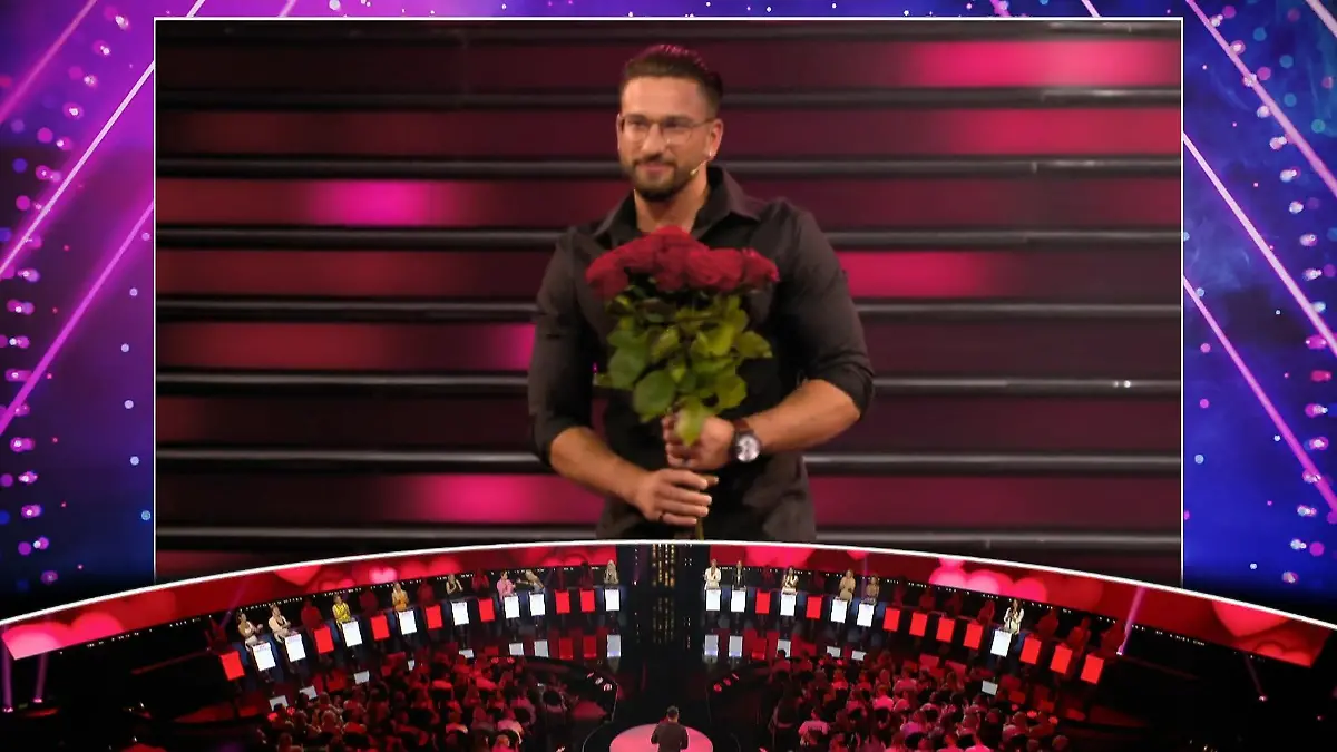 David verteilt Rosen Bachelor-Moment bei "Take Me Out"