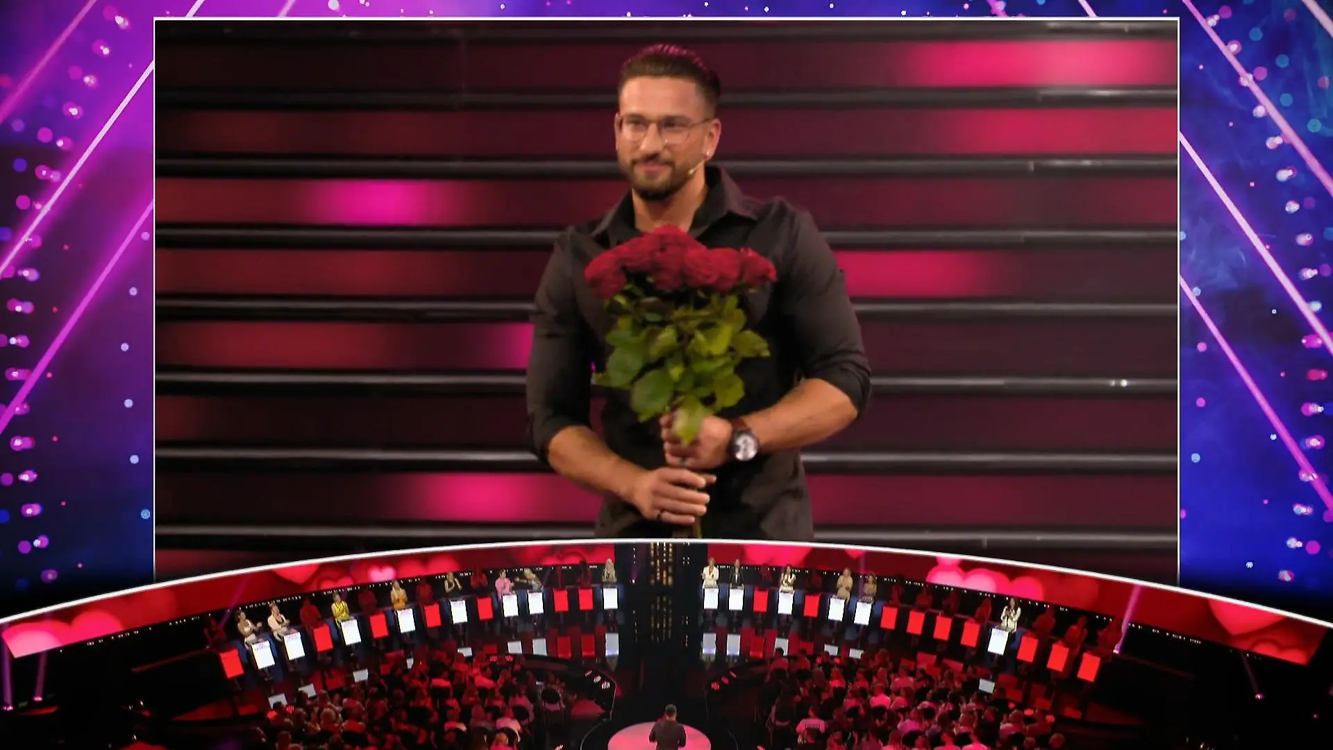 David verteilt Rosen Bachelor-Moment bei "Take Me Out"