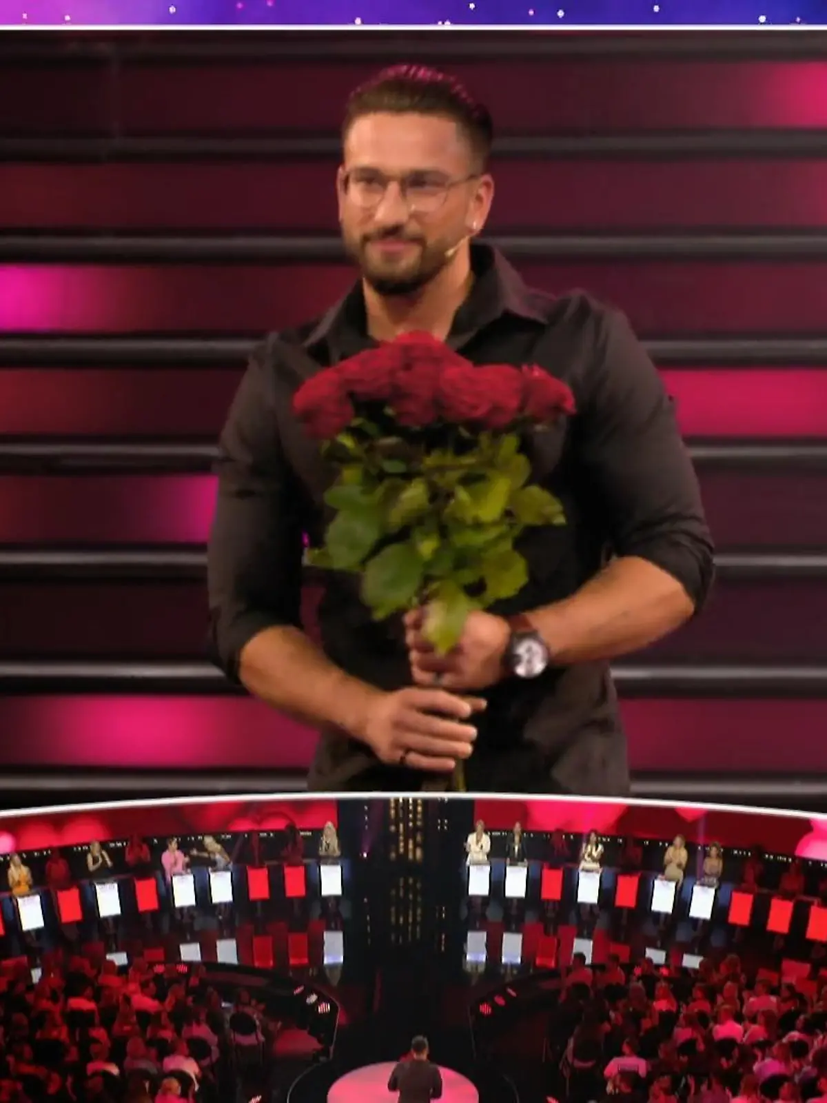 Bild zu: "David verteilt Rosen"