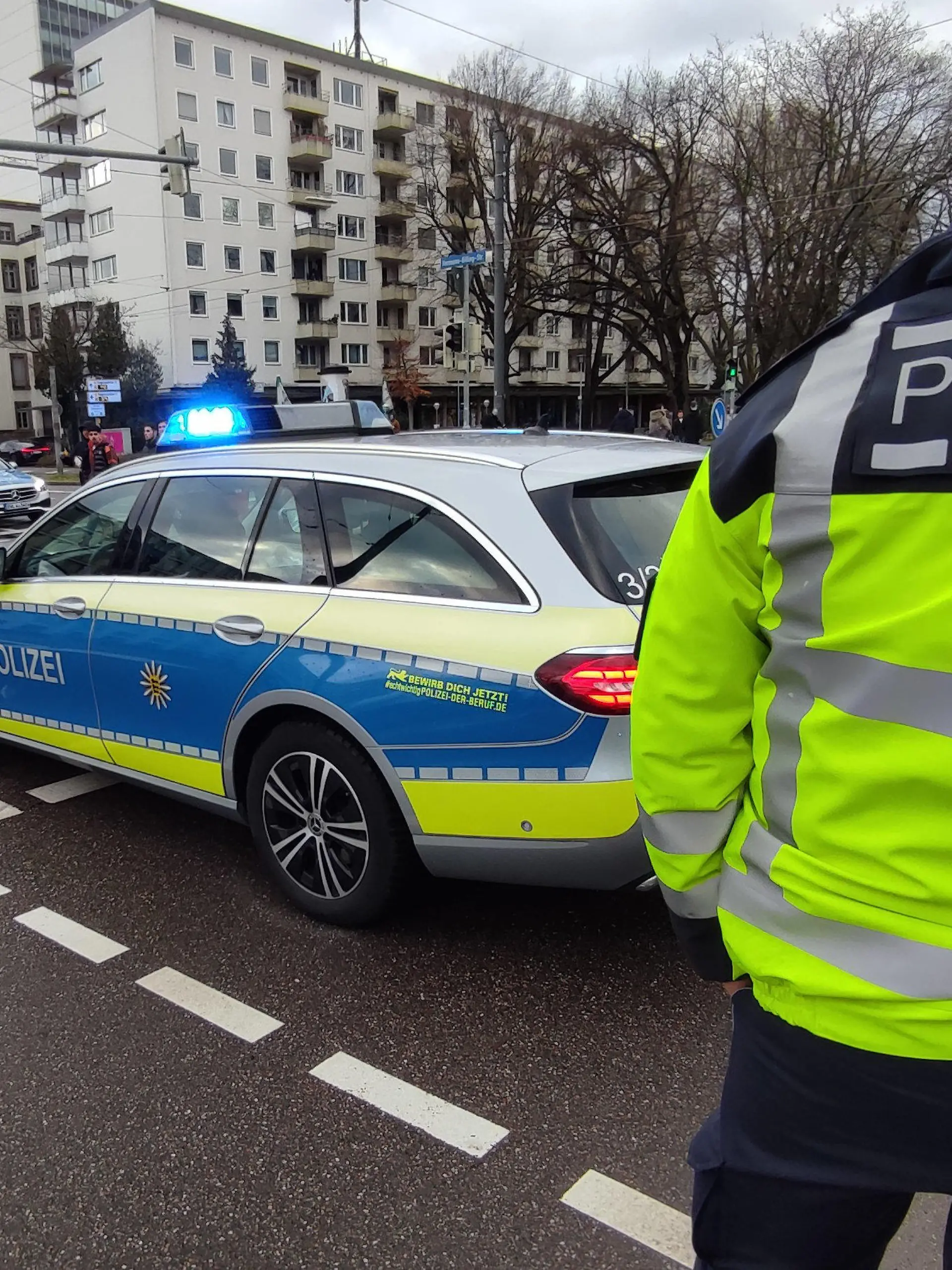 10.03.2023, Karlsruhe: Polizeifahrzeuge stehen auf einer Straße In Karlsruhe. Die Polizei wegen einer Geiselnahme in einem Großeinsatz. Das Tatgeschehen laufe noch, sagte ein Sprecher am frühen Freitagabend der Deutschen Presse-Agentur. In einer Apotheke seien eine oder mehrere Geiseln genommen worden. Foto: Thomas Riedel/-/dpa +++ dpa-Bildfunk +++