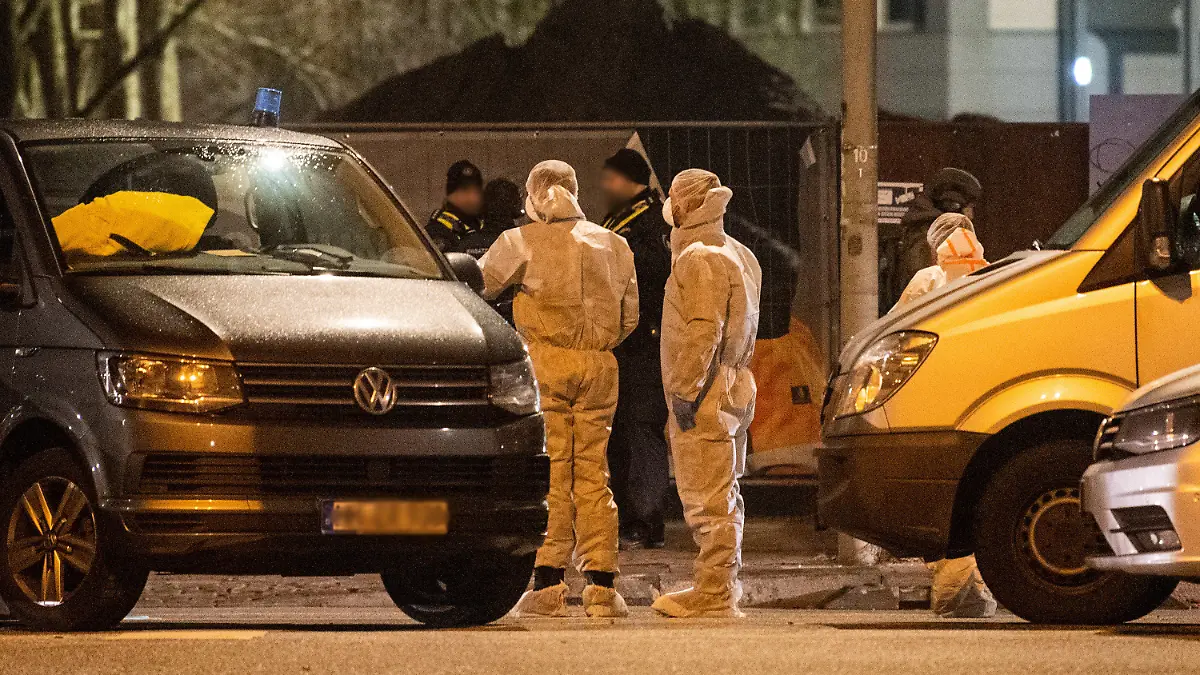 10.03.2023, Hamburg: Mitarbeiter der Spurensicherung stehen vor einem Gebäude der Zeugen Jehovas. Bei Schüssen in dem Gebäude sind am Donnerstagabend mehrere Menschen getötet und einige Personen verletzt worden. Foto: Daniel Bockwoldt/dpa - ACHTUNG: Polizisten und Kennzeichen wurden gepixelt +++ dpa-Bildfunk +++