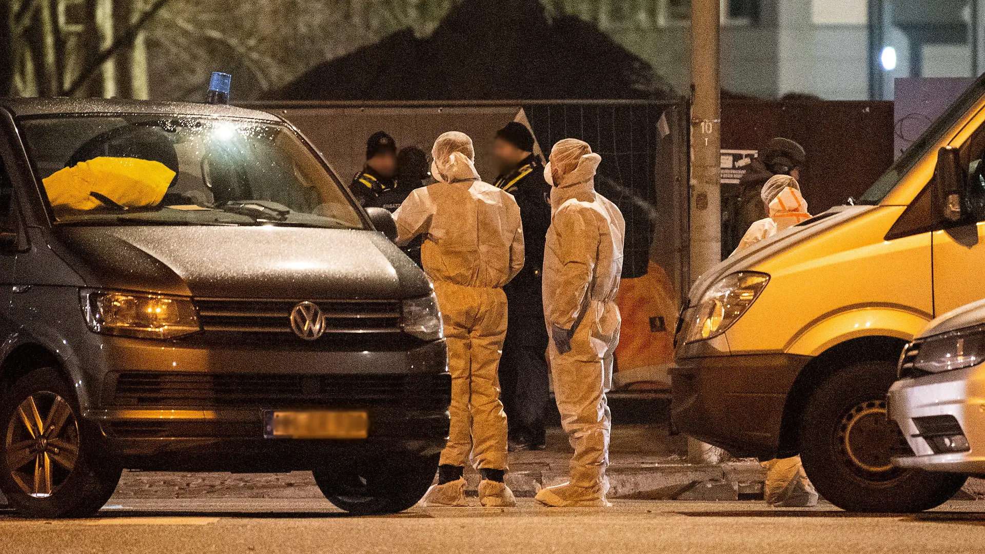 10.03.2023, Hamburg: Mitarbeiter der Spurensicherung stehen vor einem Gebäude der Zeugen Jehovas. Bei Schüssen in dem Gebäude sind am Donnerstagabend mehrere Menschen getötet und einige Personen verletzt worden. Foto: Daniel Bockwoldt/dpa - ACHTUNG: Polizisten und Kennzeichen wurden gepixelt +++ dpa-Bildfunk +++