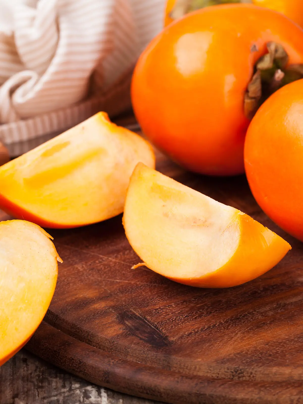 Kakis werden wegen ihres Aussehens auch orangefarbene Tomaten genannt.